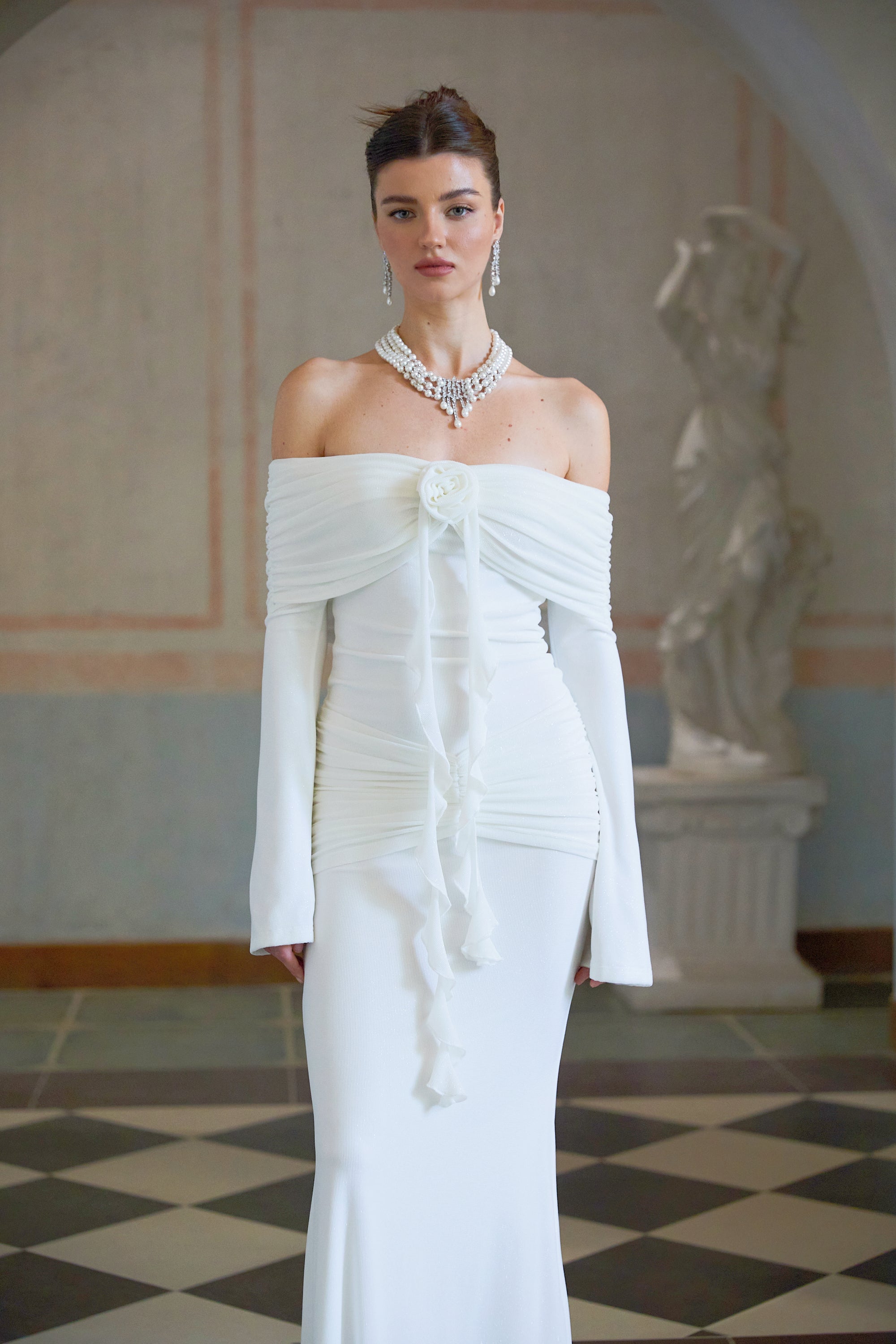 Wanda – Weißes Maxikleid aus Strick mit glitzernden Blumenapplikationen