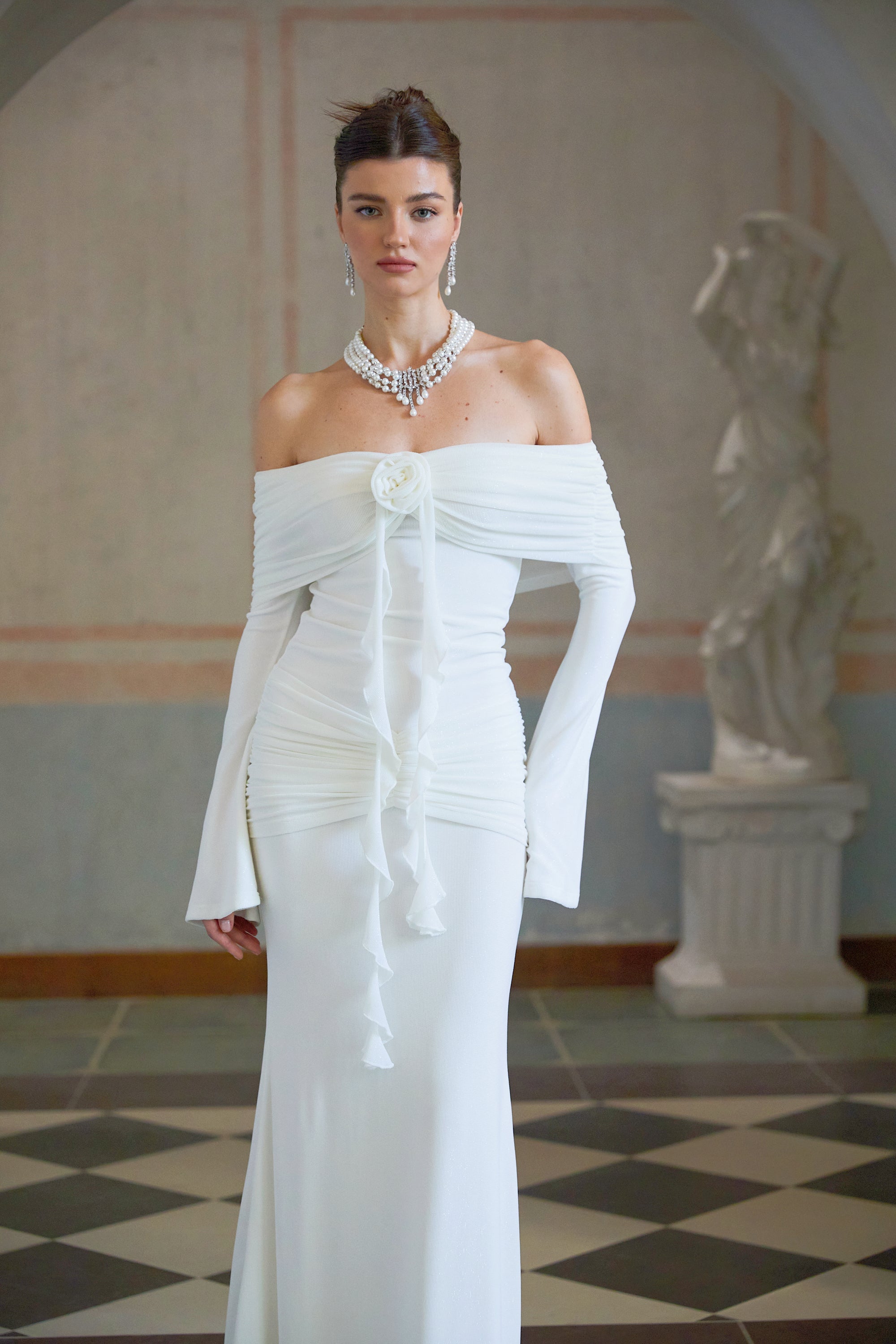 Wanda – Weißes Maxikleid aus Strick mit glitzernden Blumenapplikationen