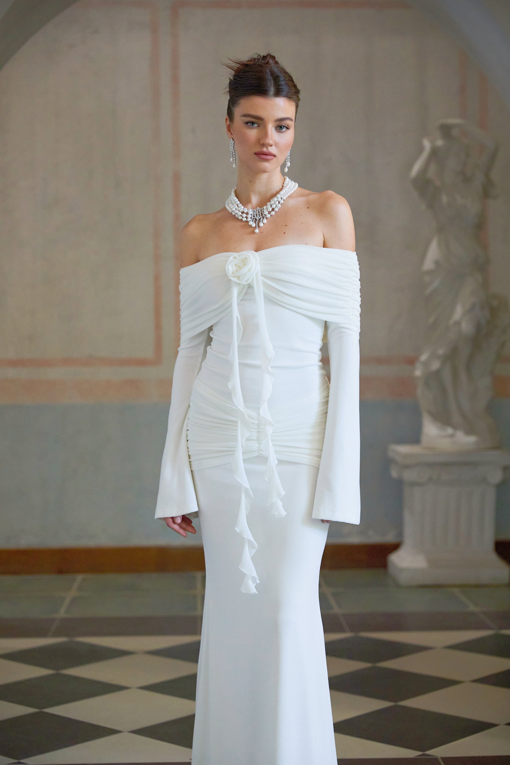 Wanda – Weißes Maxikleid aus Strick mit glitzernden Blumenapplikationen