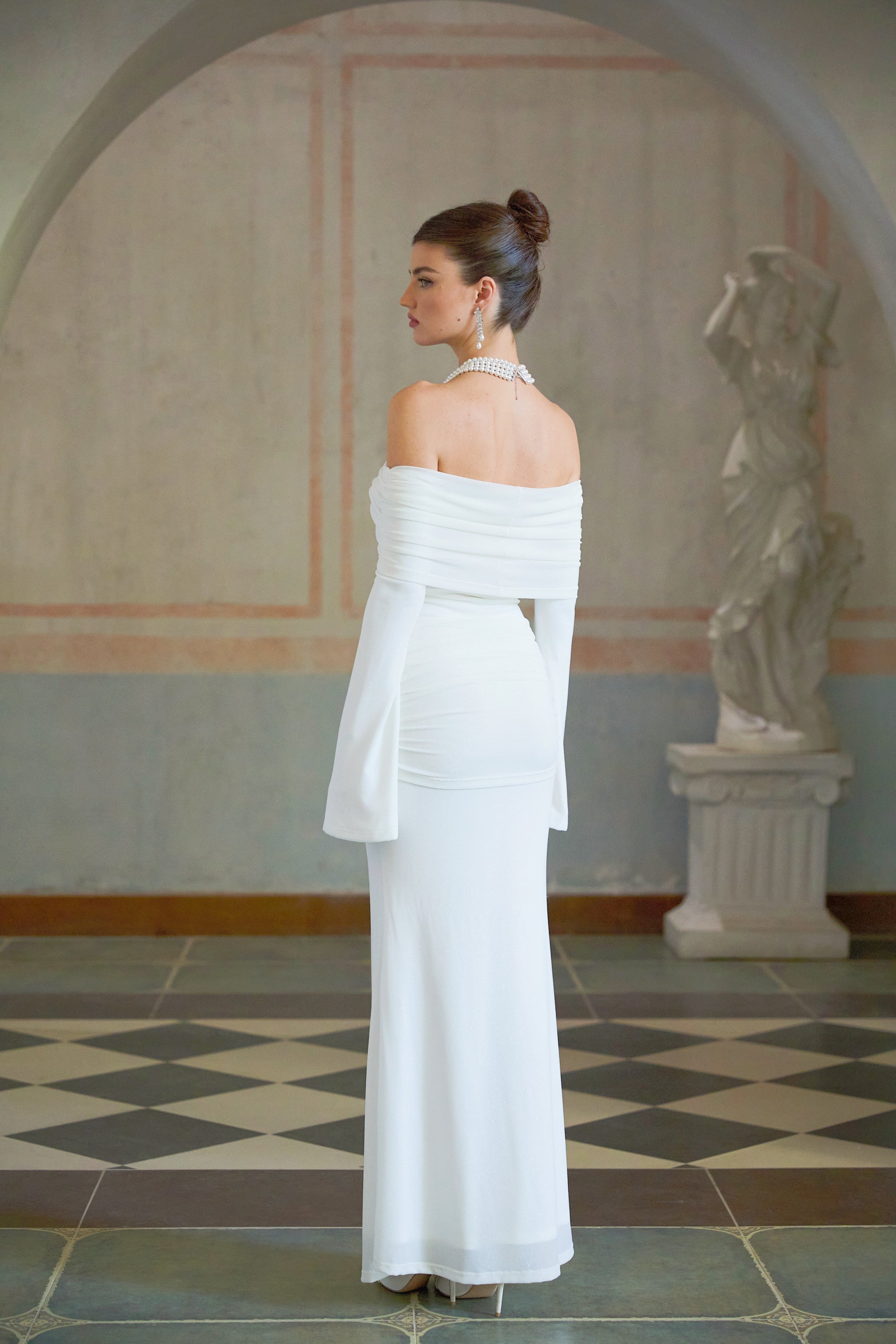 Wanda – Weißes Maxikleid aus Strick mit glitzernden Blumenapplikationen