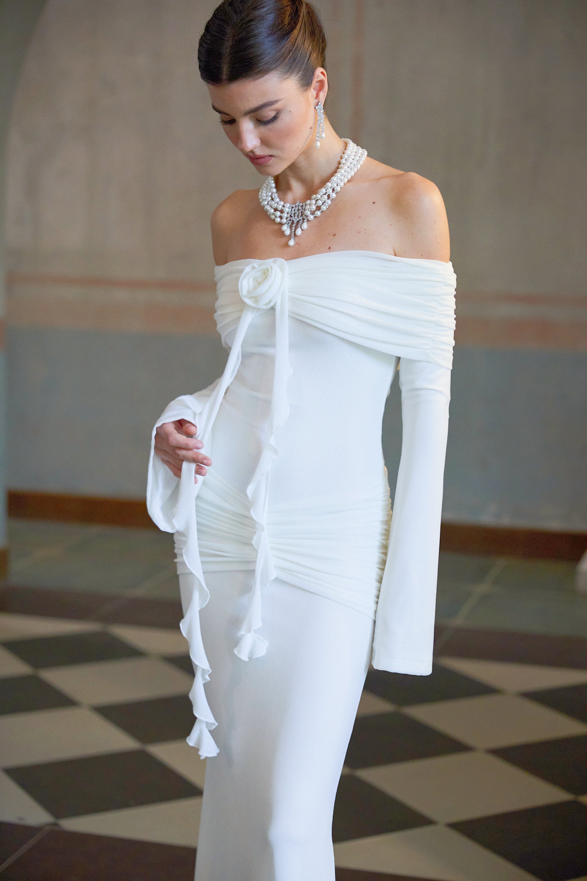 Wanda – Weißes Maxikleid aus Strick mit glitzernden Blumenapplikationen