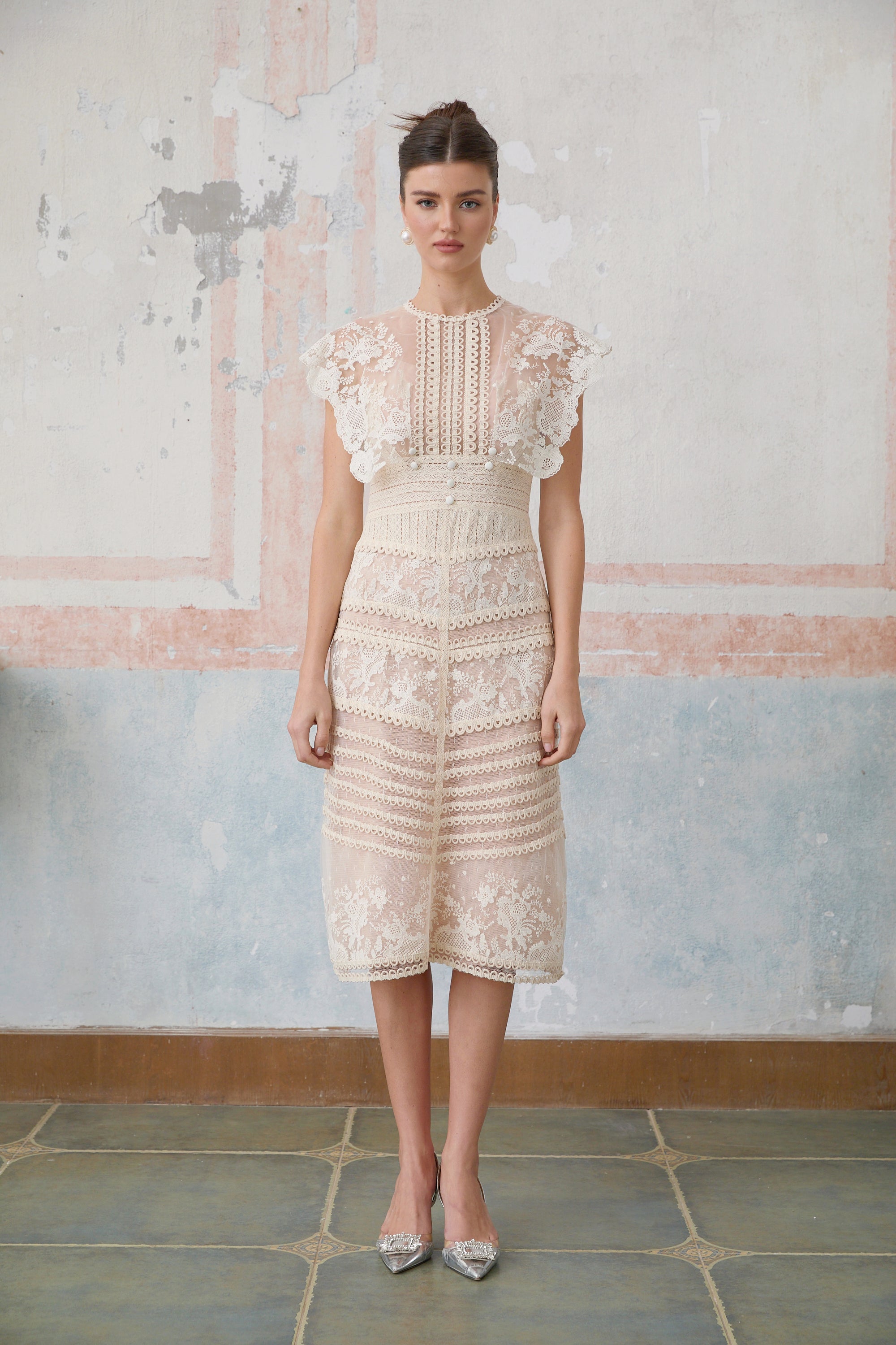 فستان ميدي من الدانتيل المطرز بالورود بألوان محايدة