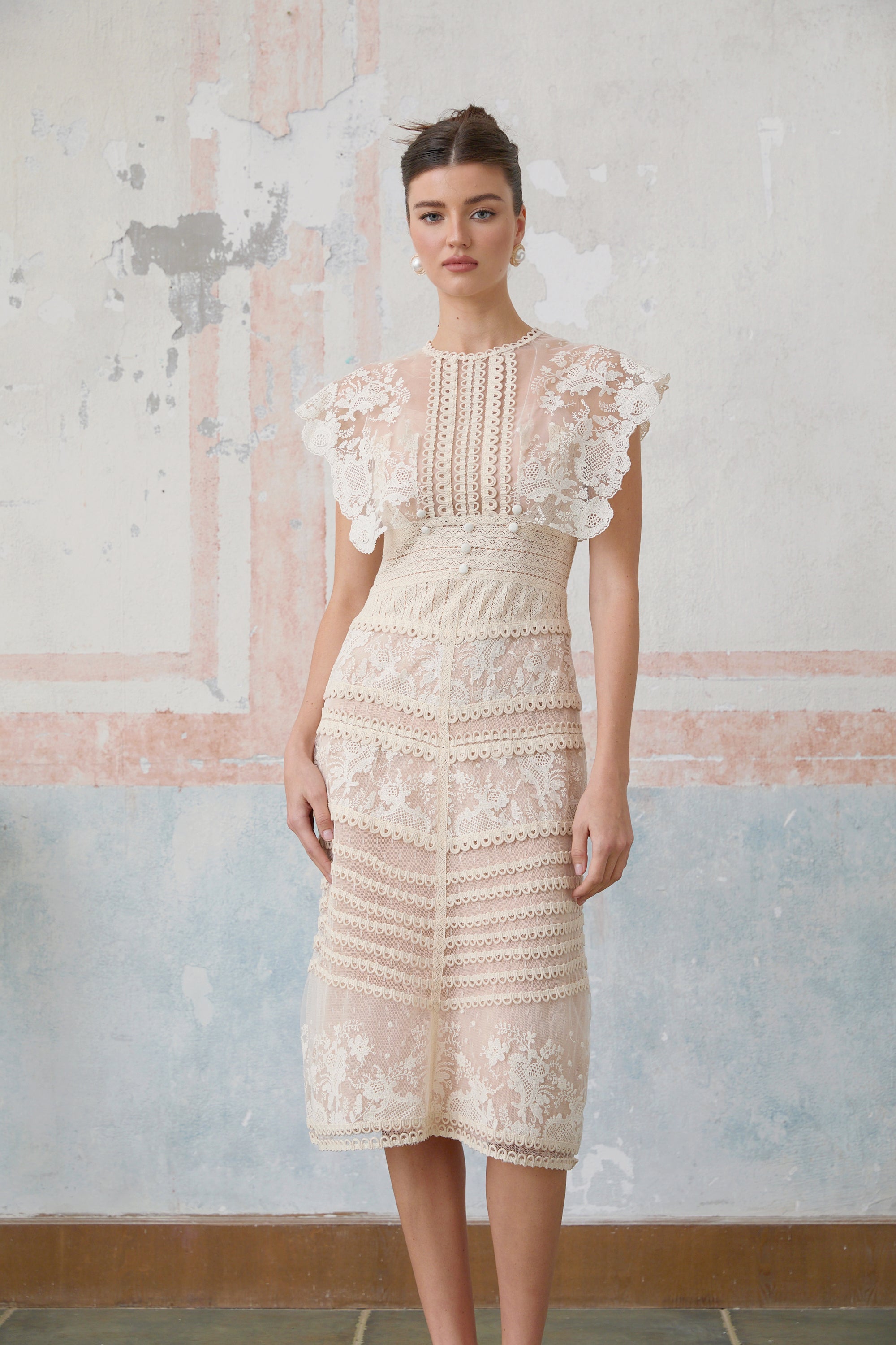 فستان ميدي من الدانتيل المطرز بالورود بألوان محايدة