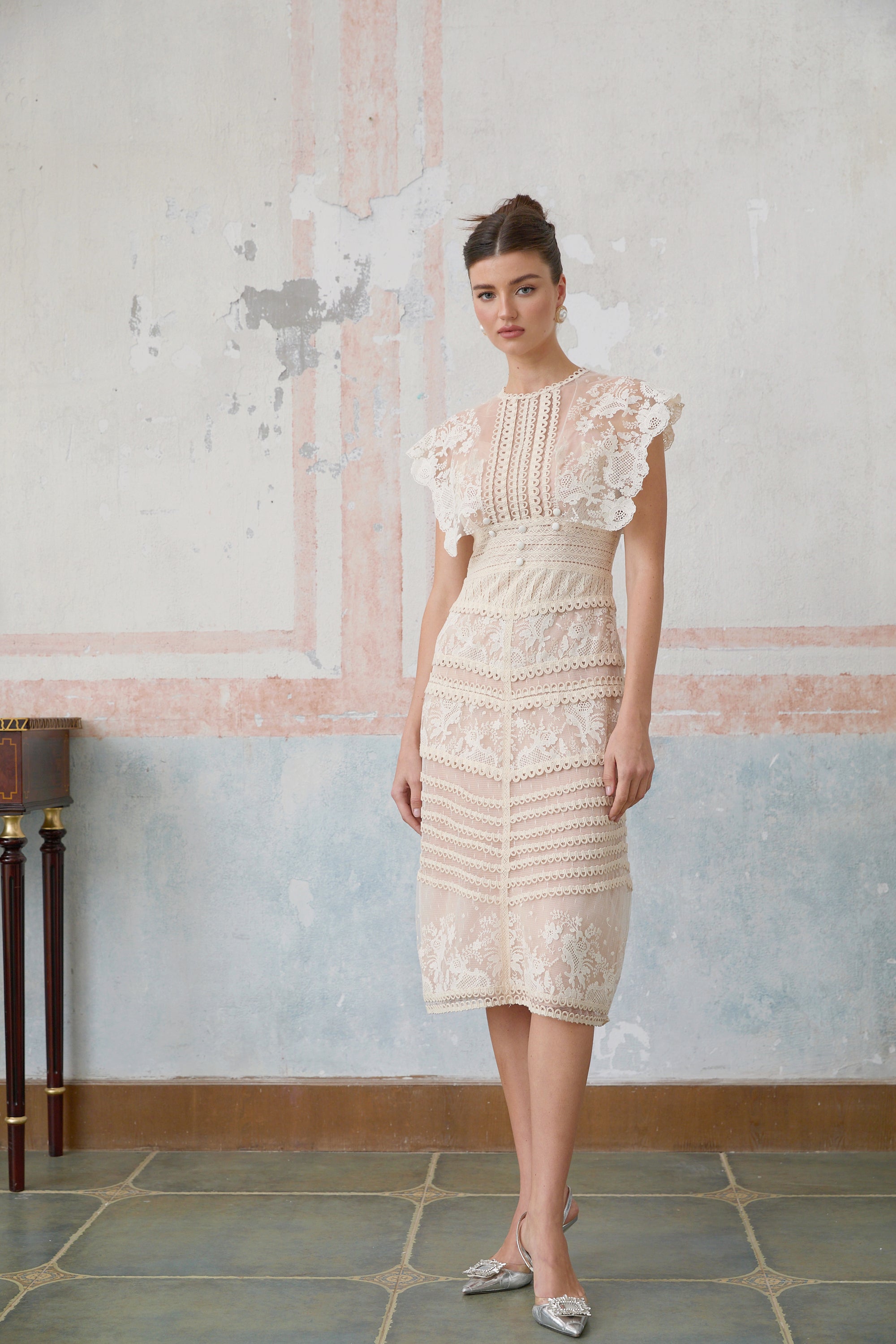 فستان ميدي من الدانتيل المطرز بالورود بألوان محايدة