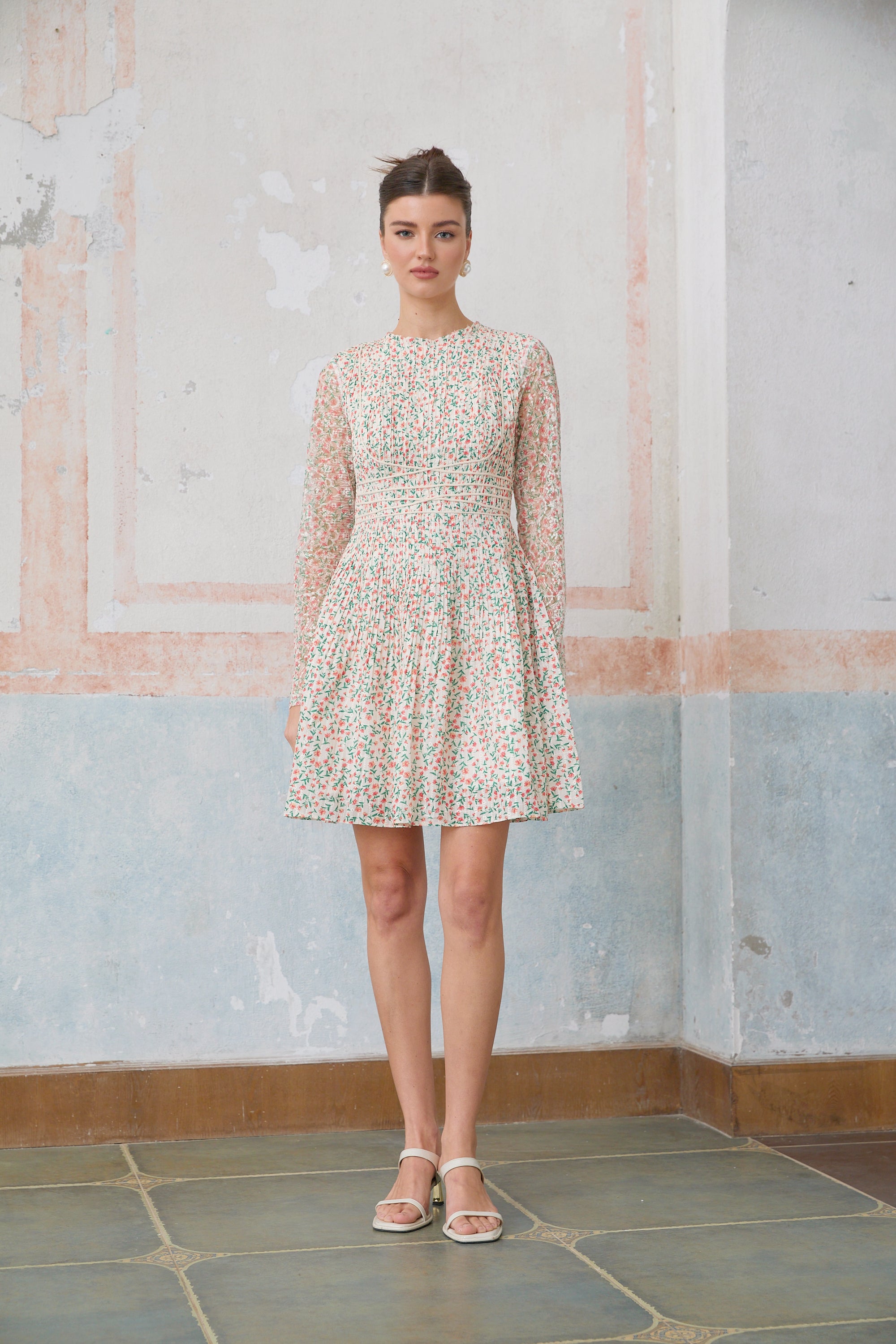 فستان ماريون القصير المطوي بطبعات الأزهار