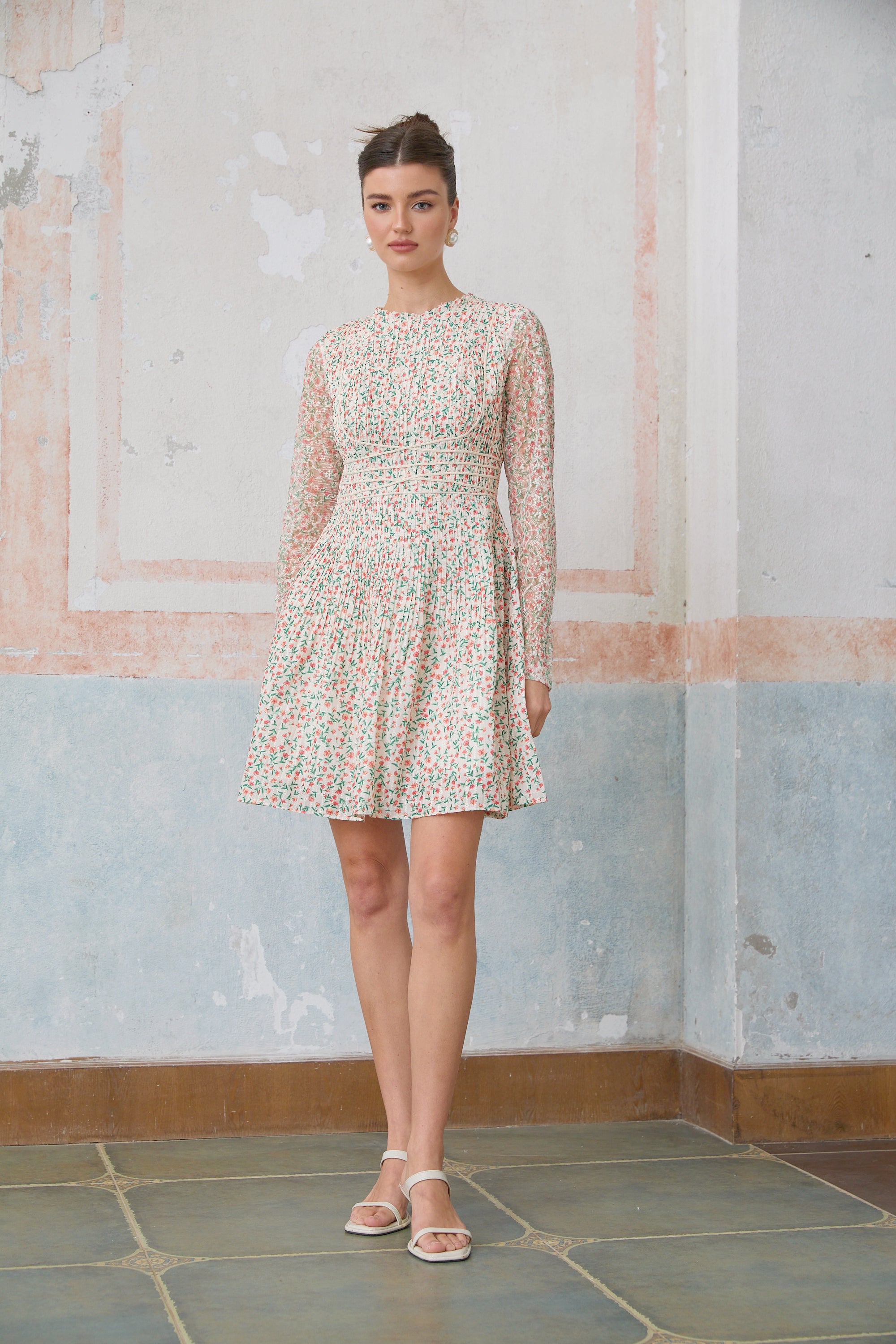 فستان ماريون القصير المطوي بطبعات الأزهار