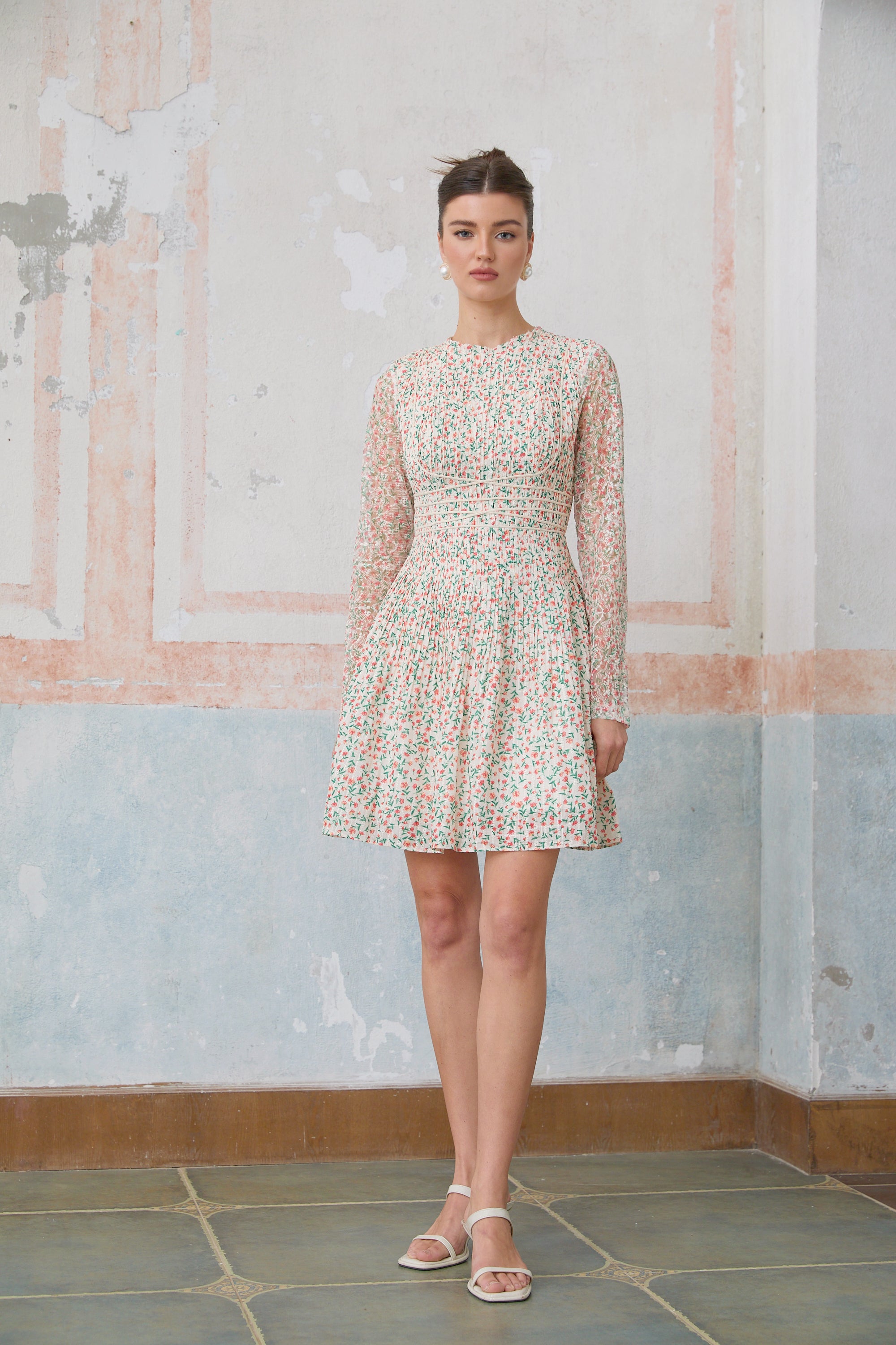 فستان ماريون القصير المطوي بطبعات الأزهار