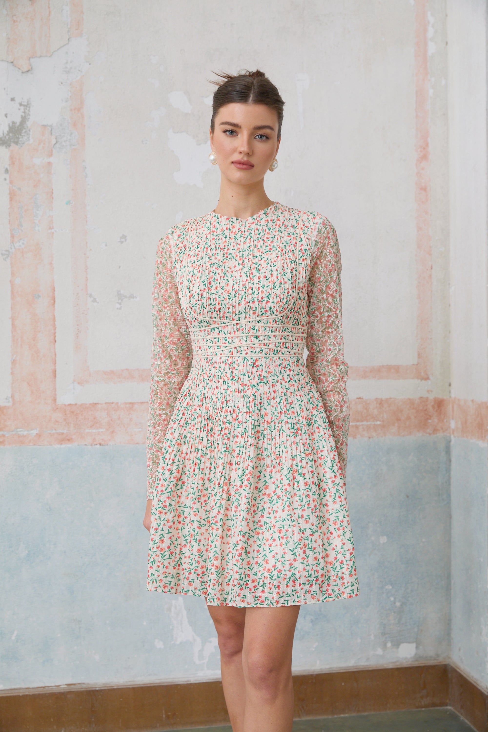 فستان ماريون القصير المطوي بطبعات الأزهار