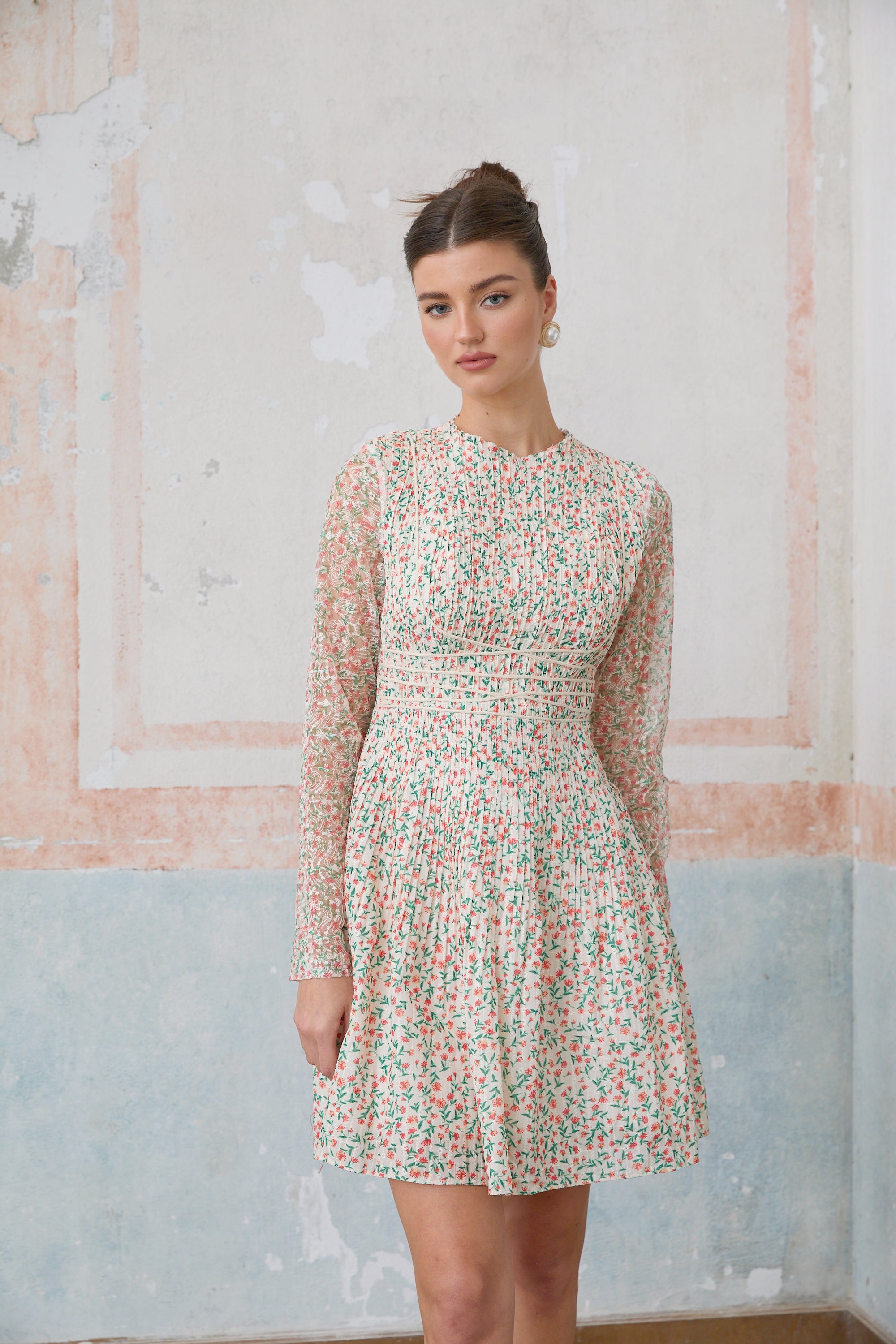 فستان ماريون القصير المطوي بطبعات الأزهار