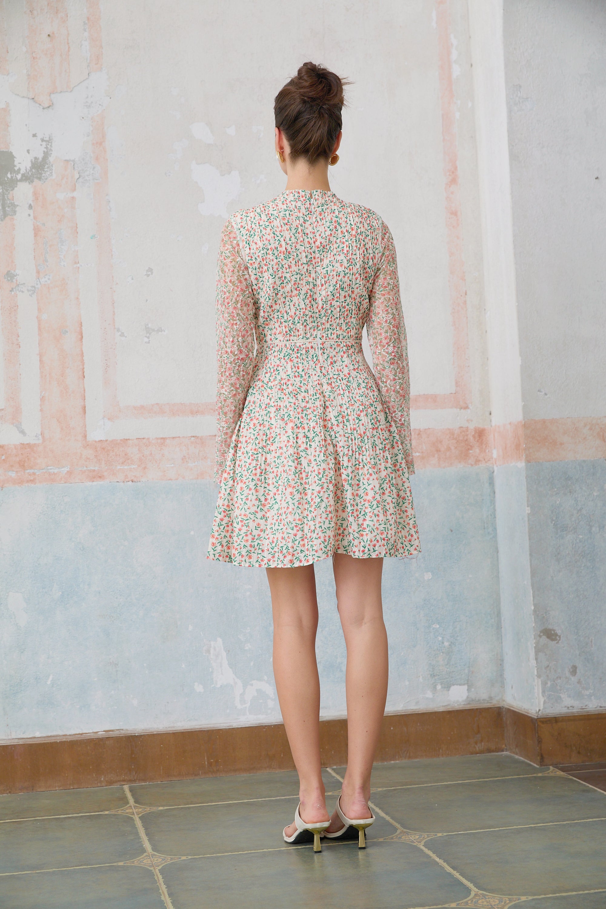 فستان ماريون القصير المطوي بطبعات الأزهار