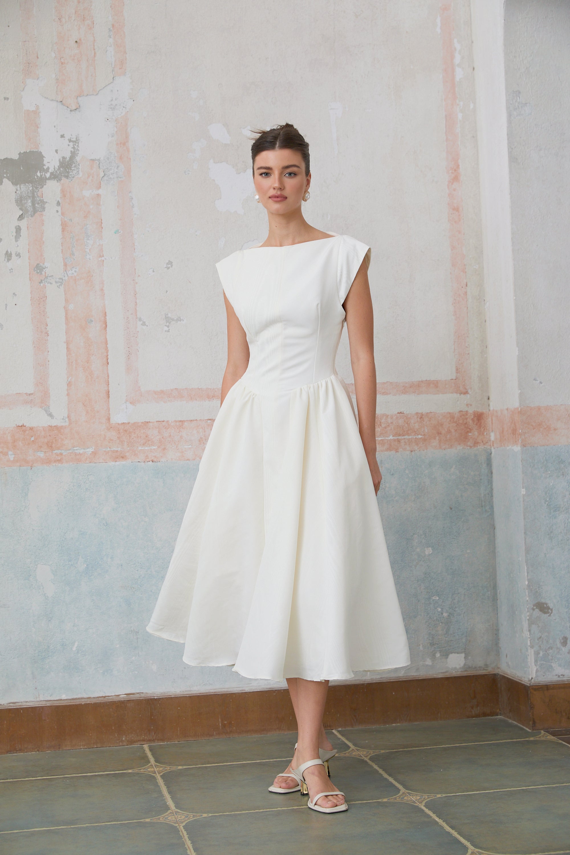 فستان أماندين متوسط الطول بأكمام قصيرة وفتحة ظهر مفتوحة باللون الأبيض