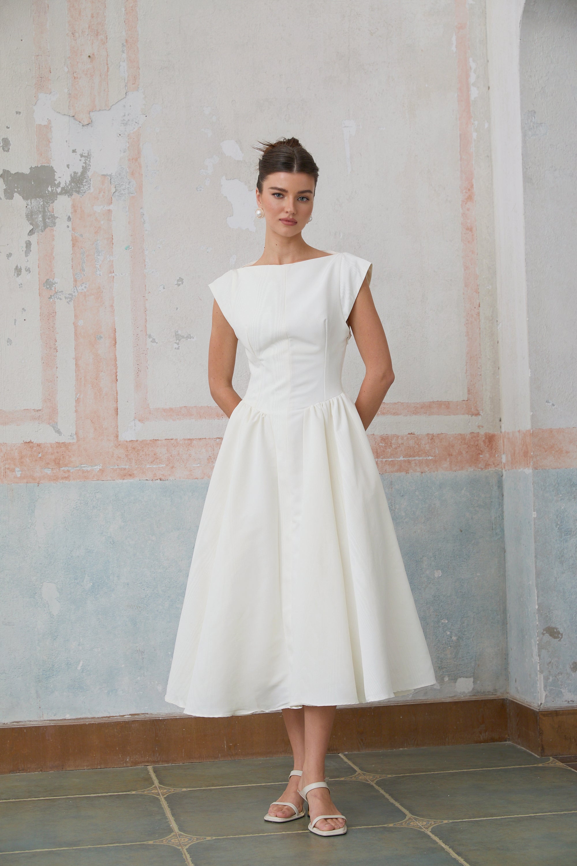 فستان أماندين متوسط الطول بأكمام قصيرة وفتحة ظهر مفتوحة باللون الأبيض