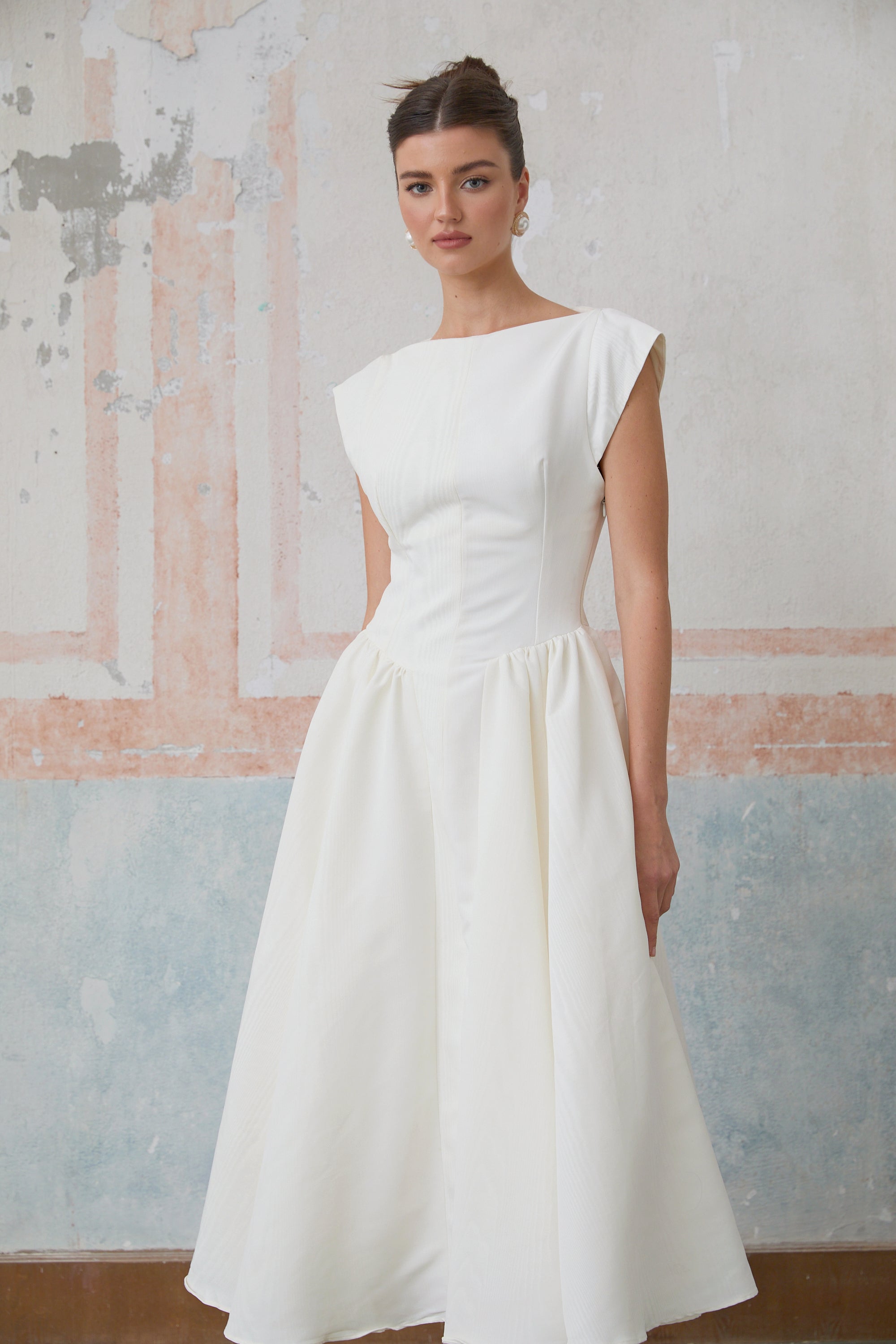 فستان أماندين متوسط الطول بأكمام قصيرة وفتحة ظهر مفتوحة باللون الأبيض