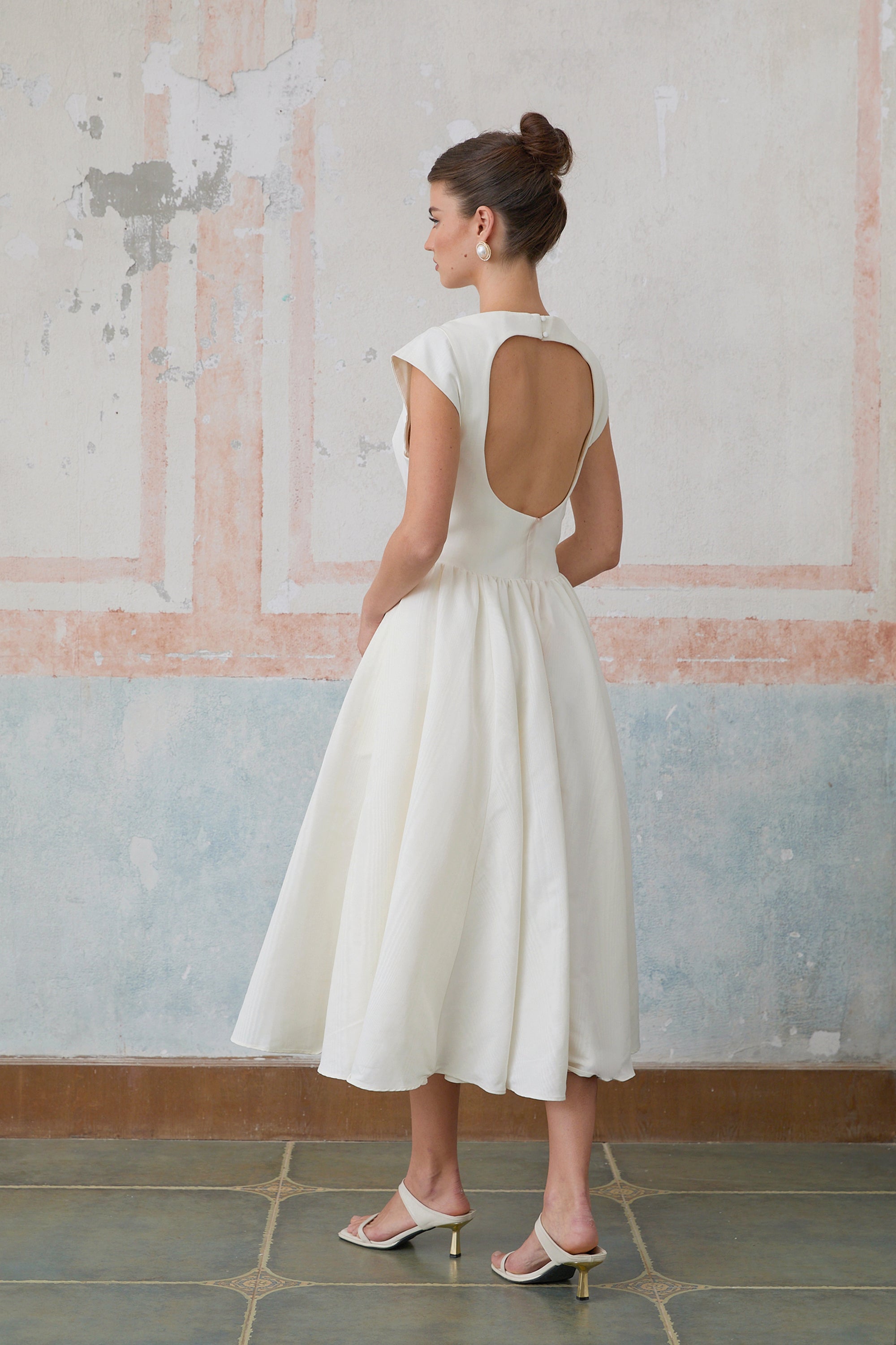 فستان أماندين متوسط الطول بأكمام قصيرة وفتحة ظهر مفتوحة باللون الأبيض