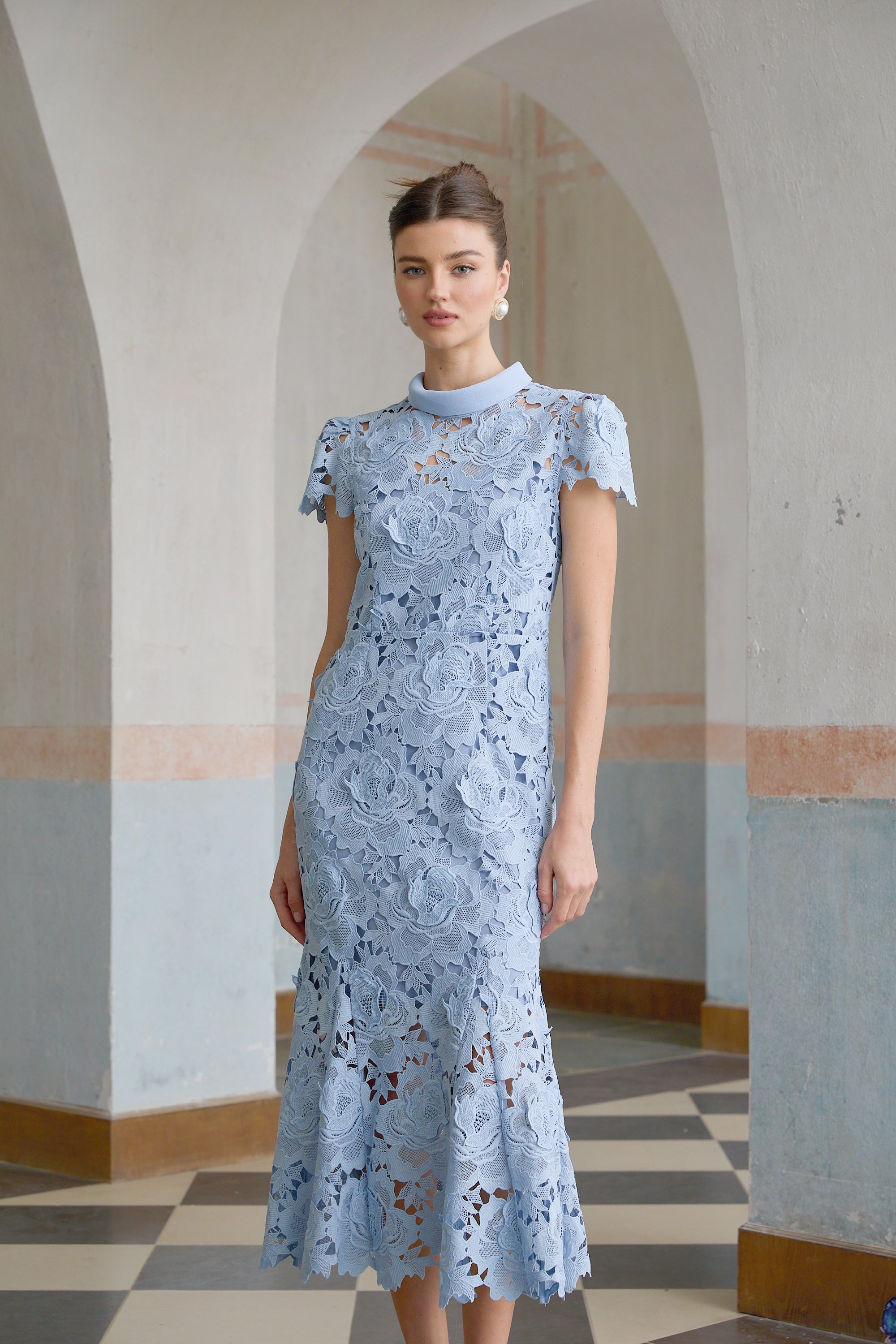 فستان متوسط الطول من الدانتيل مزين بالورود باللون الأزرق من تصميم Aurore