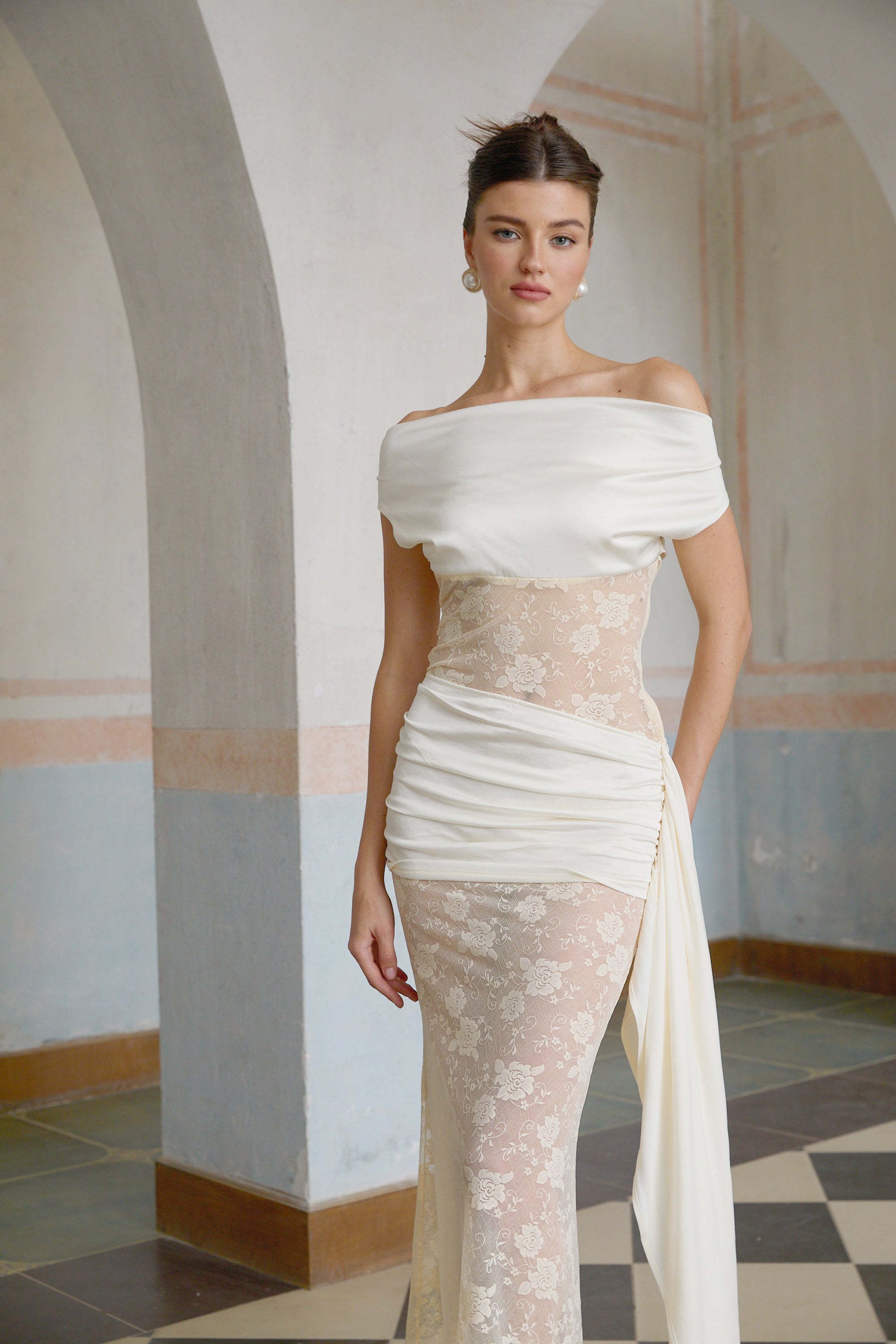 فستان ماكسي من Lilou مزين بشرائط محايدة وزهور من الدانتيل