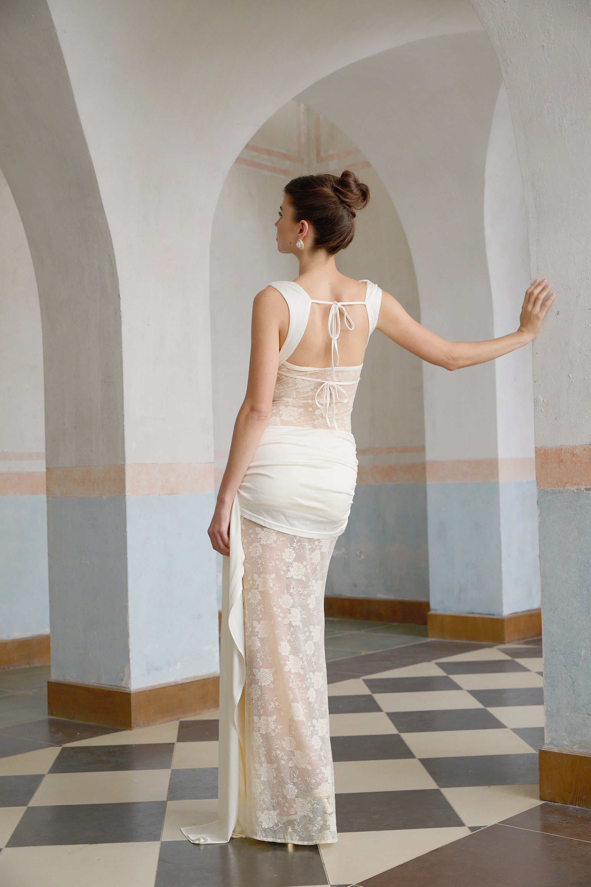 فستان ماكسي من Lilou مزين بشرائط محايدة وزهور من الدانتيل