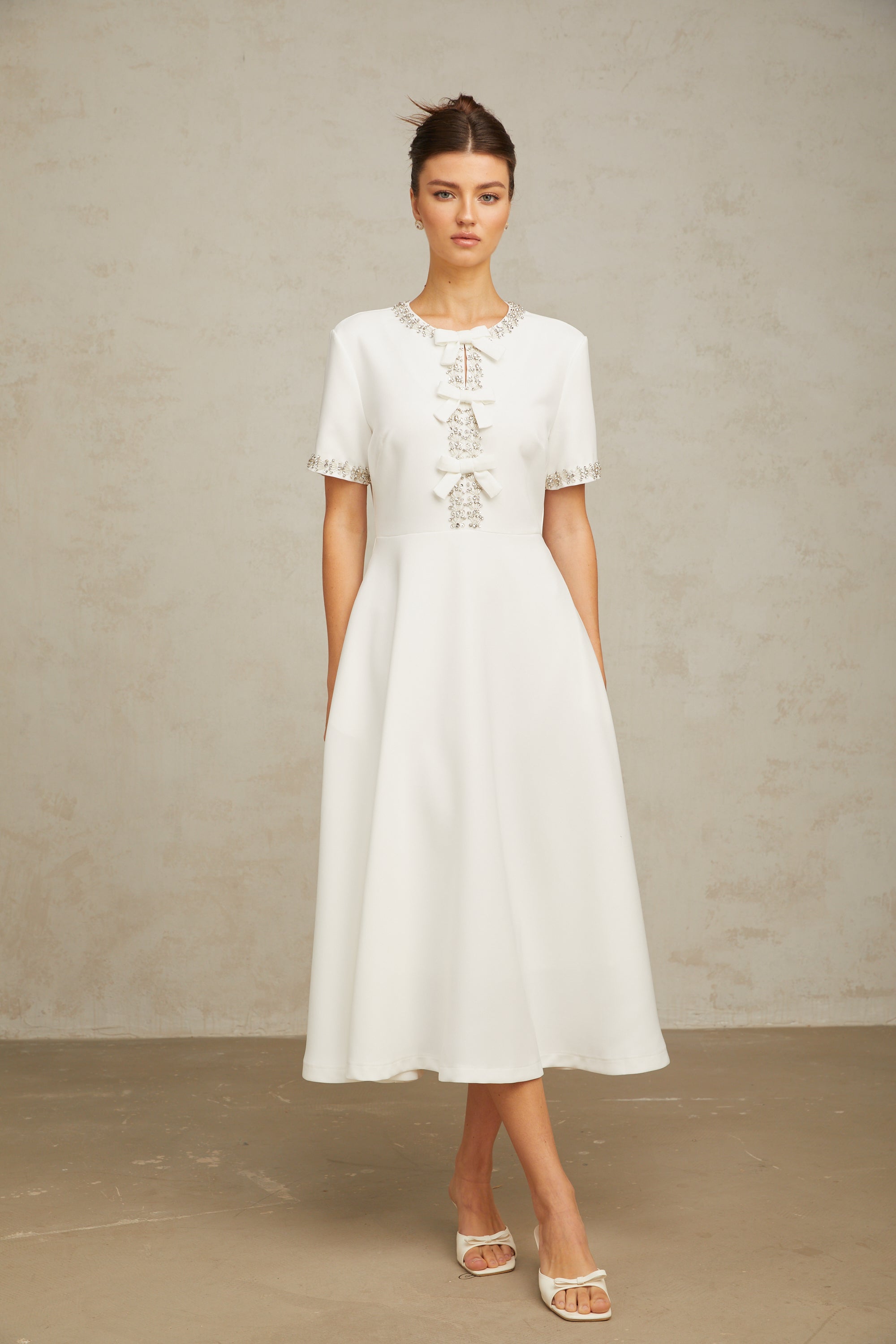 فستان كاسيوبيا متوسط الطول مزين بالكريستال باللون الأبيض