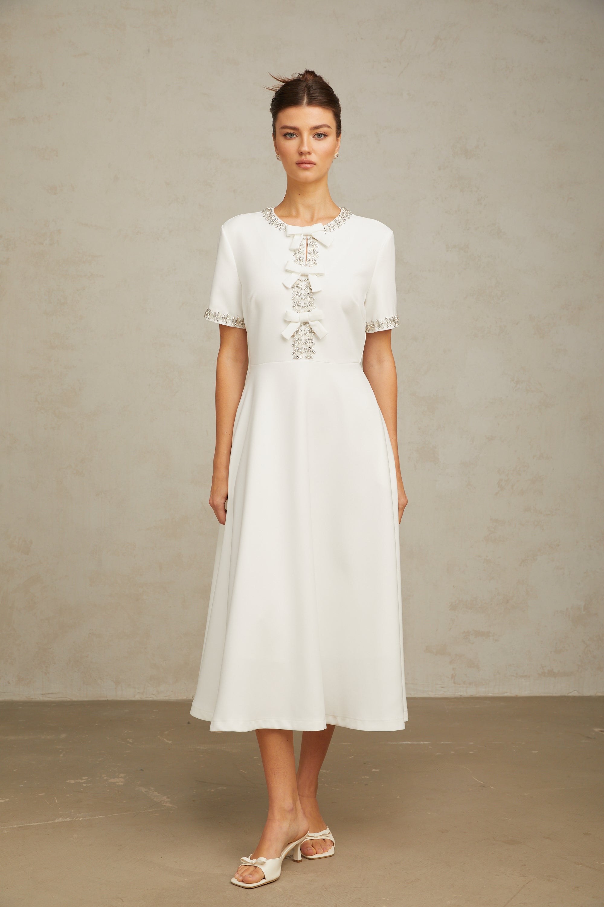 فستان كاسيوبيا متوسط الطول مزين بالكريستال باللون الأبيض