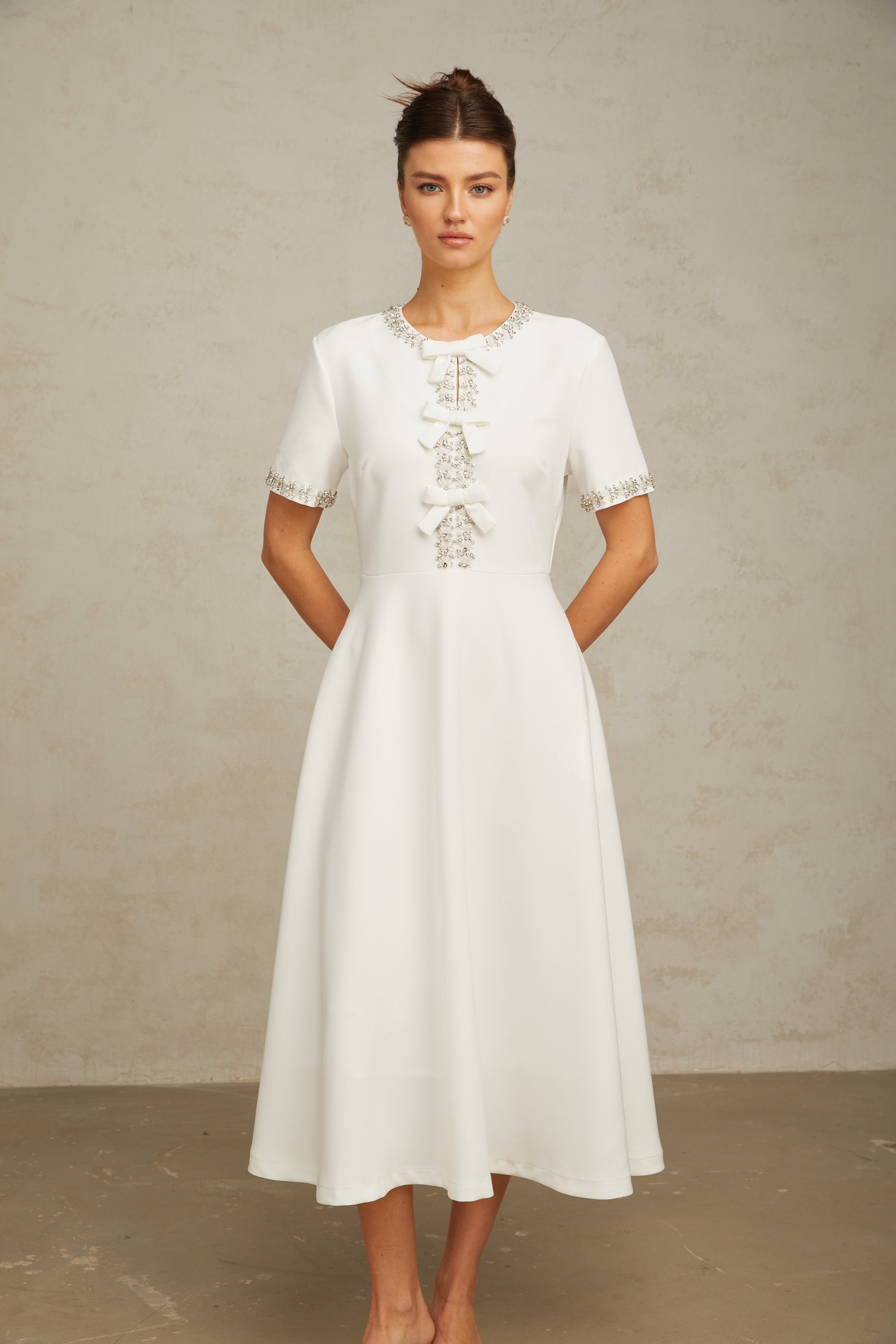 فستان كاسيوبيا متوسط الطول مزين بالكريستال باللون الأبيض