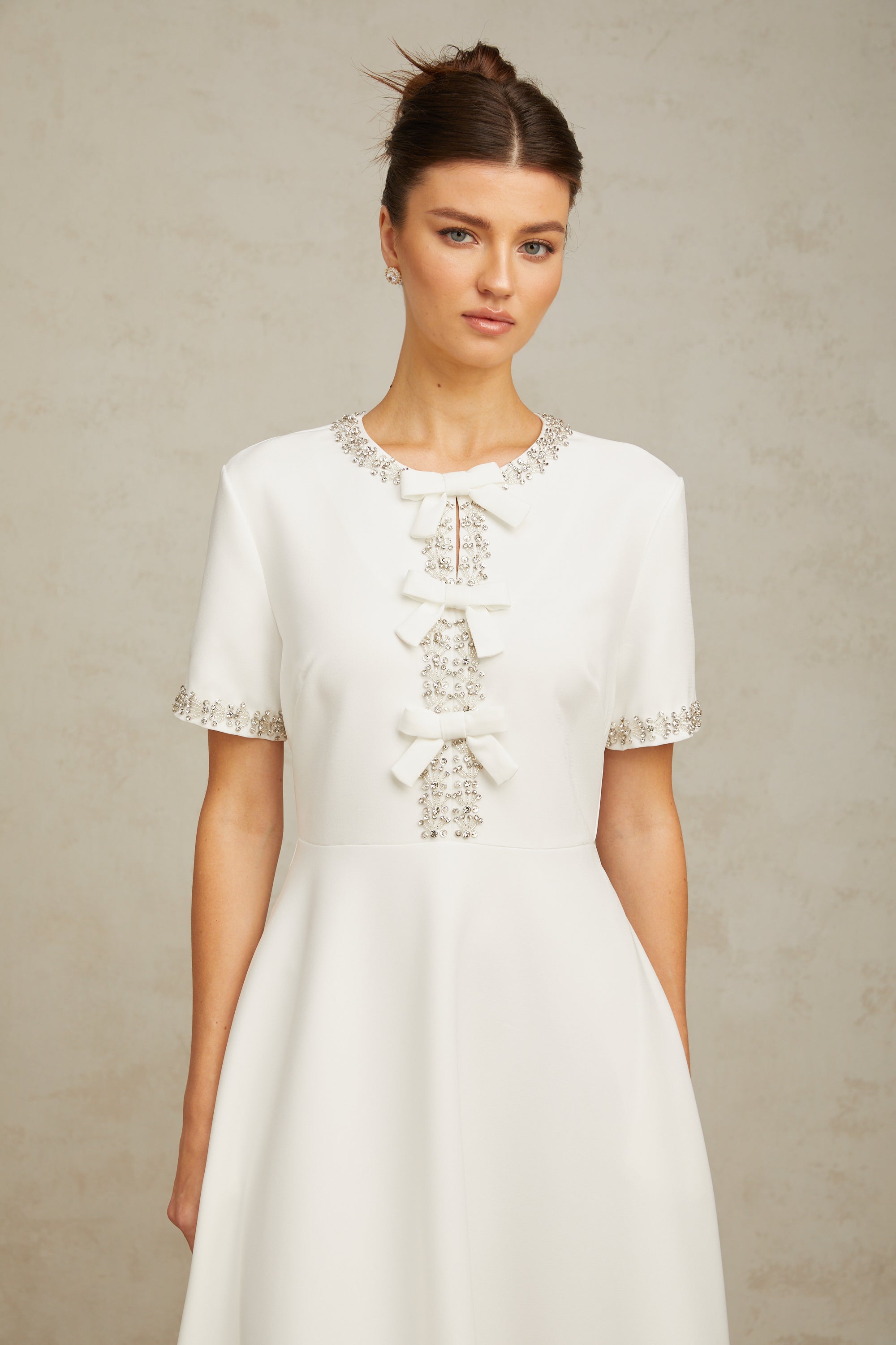 فستان كاسيوبيا متوسط الطول مزين بالكريستال باللون الأبيض