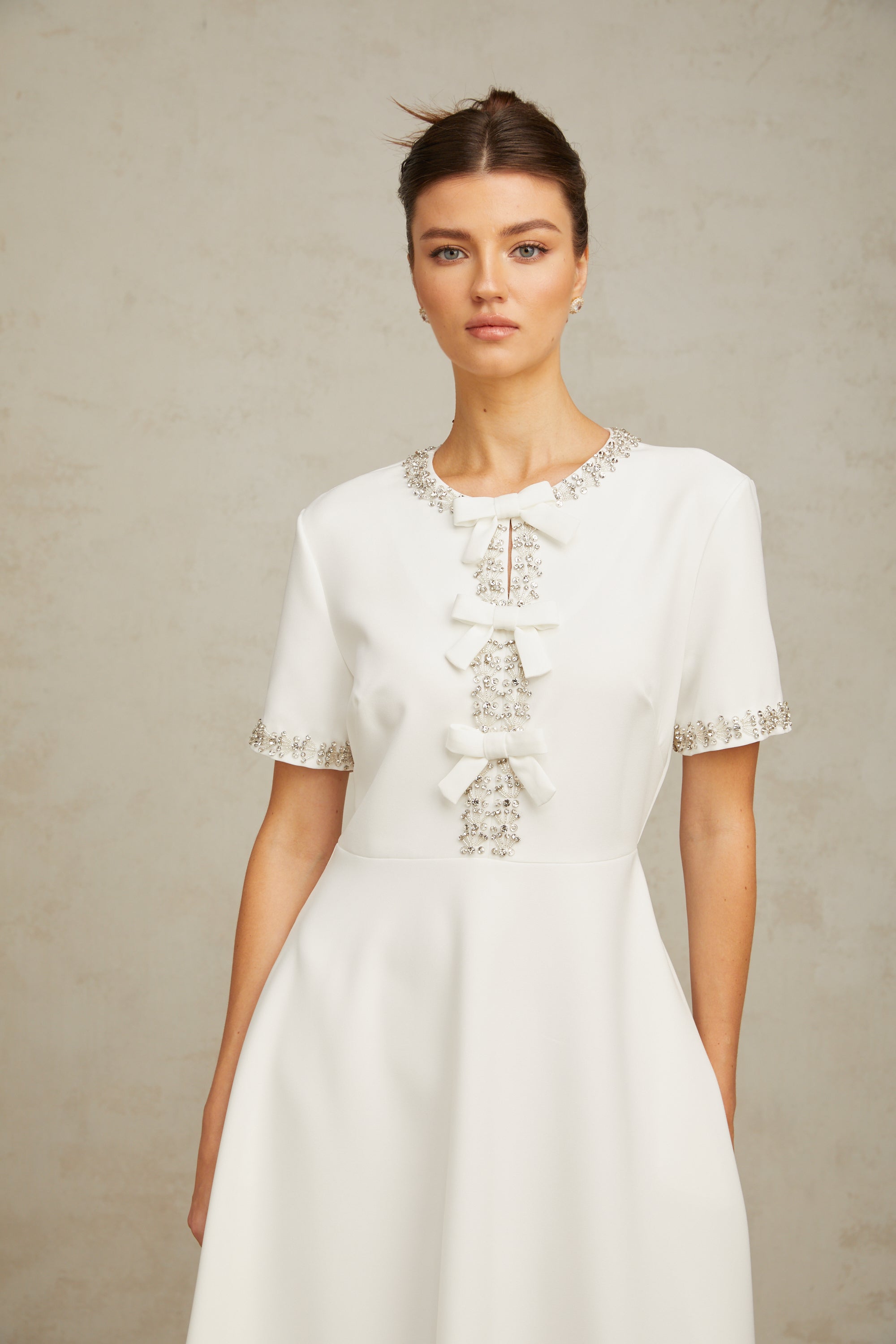 فستان كاسيوبيا متوسط الطول مزين بالكريستال باللون الأبيض