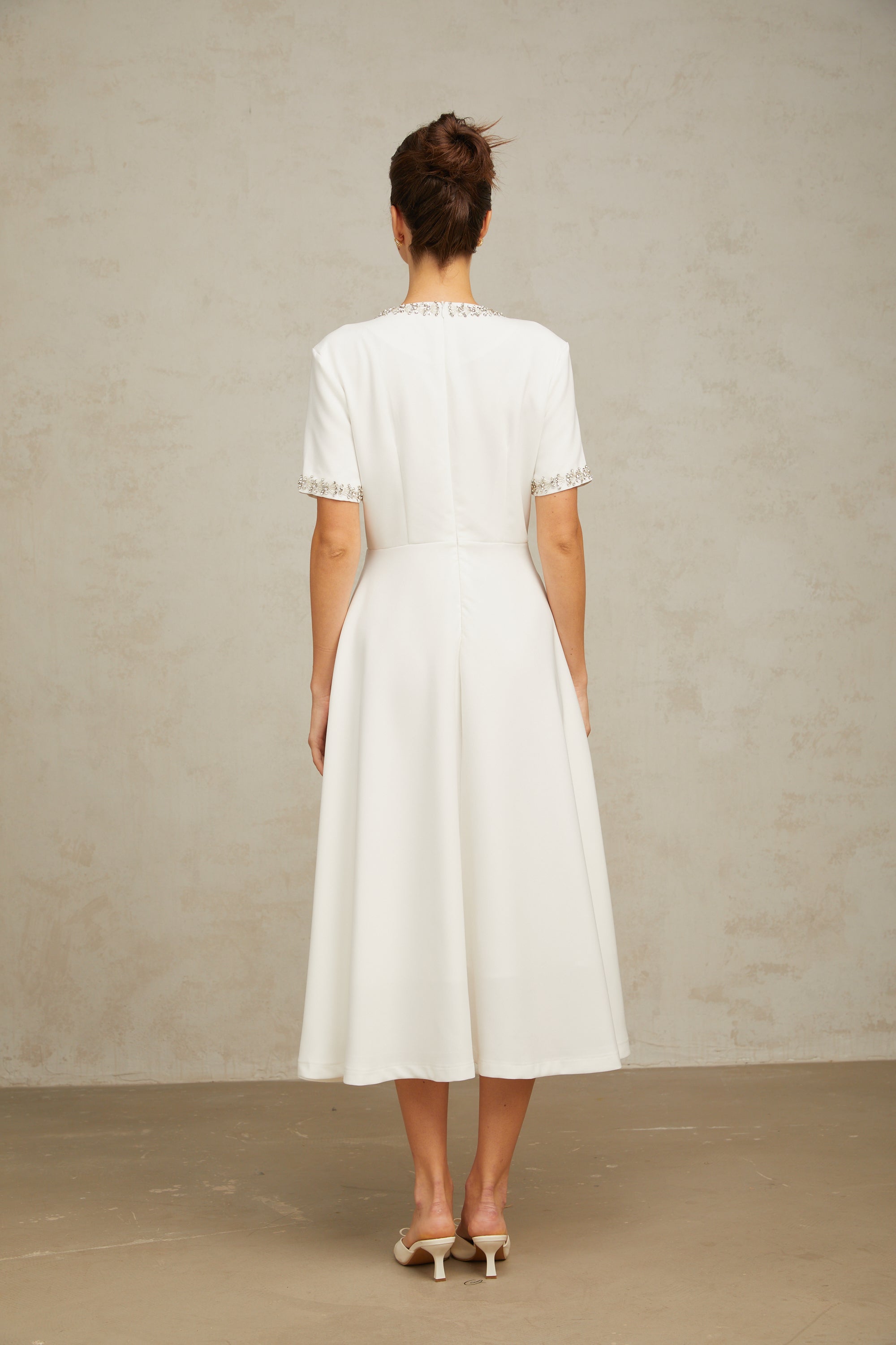 فستان كاسيوبيا متوسط الطول مزين بالكريستال باللون الأبيض