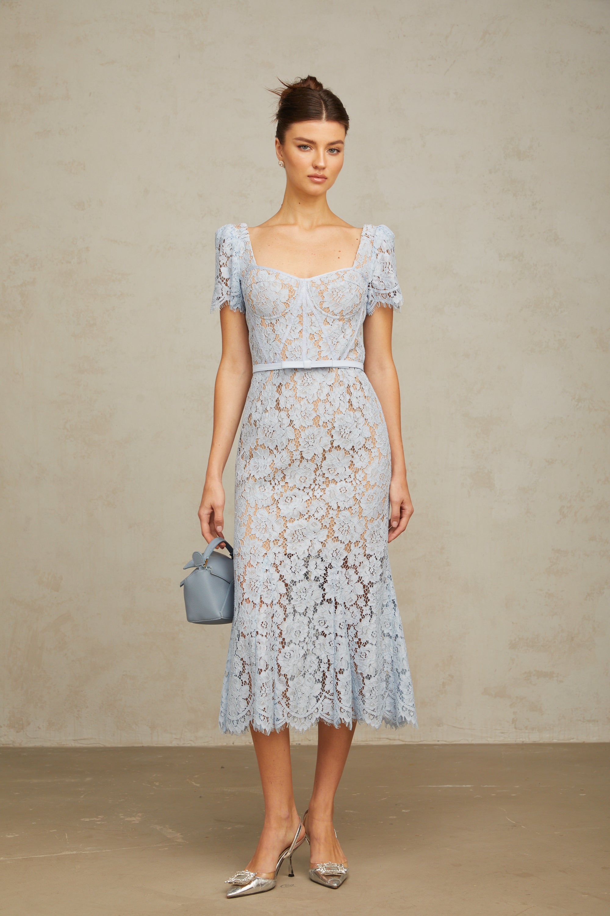 فستان أودري متوسط الطول من الدانتيل المزهر باللون الأزرق