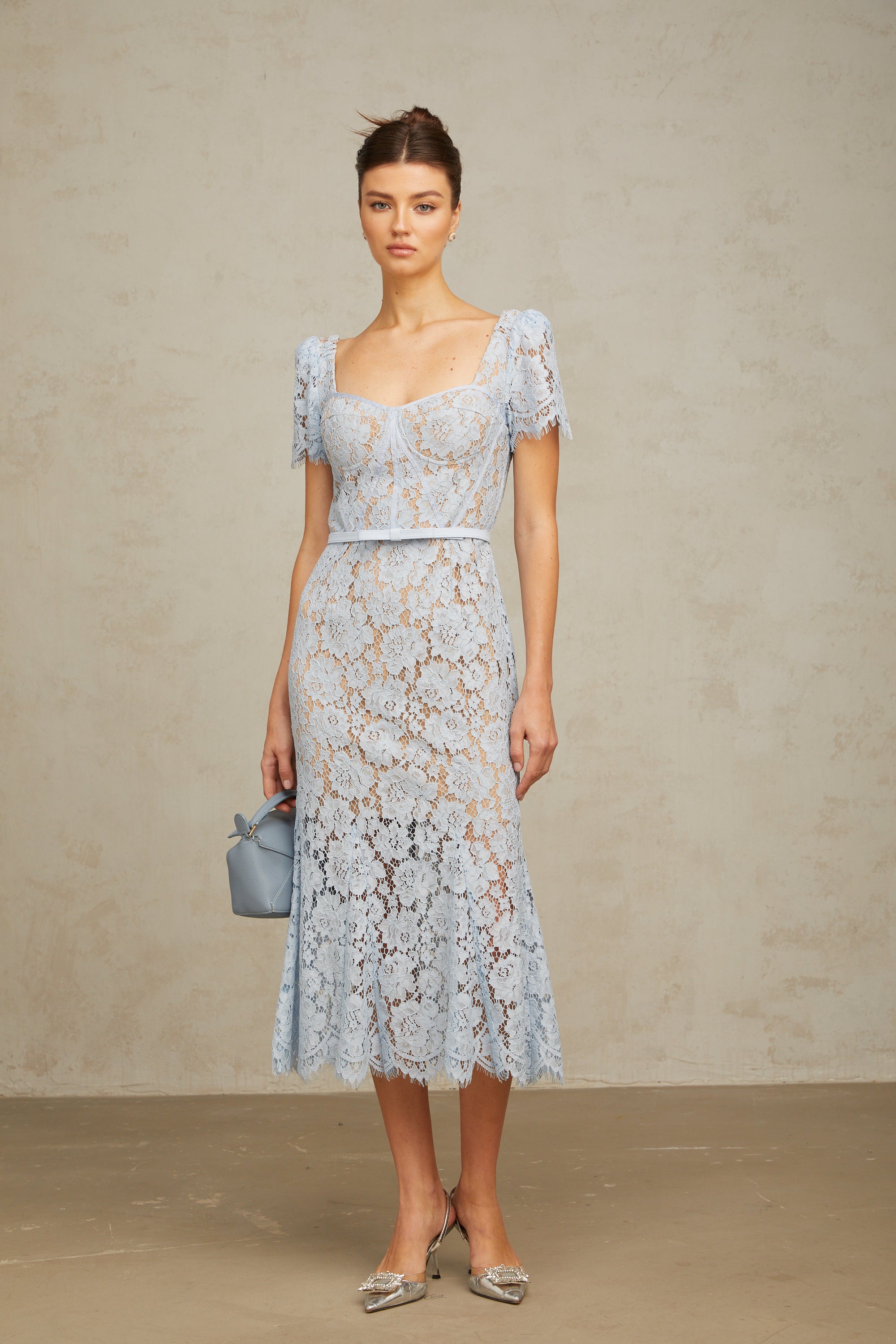 فستان أودري متوسط الطول من الدانتيل المزهر باللون الأزرق