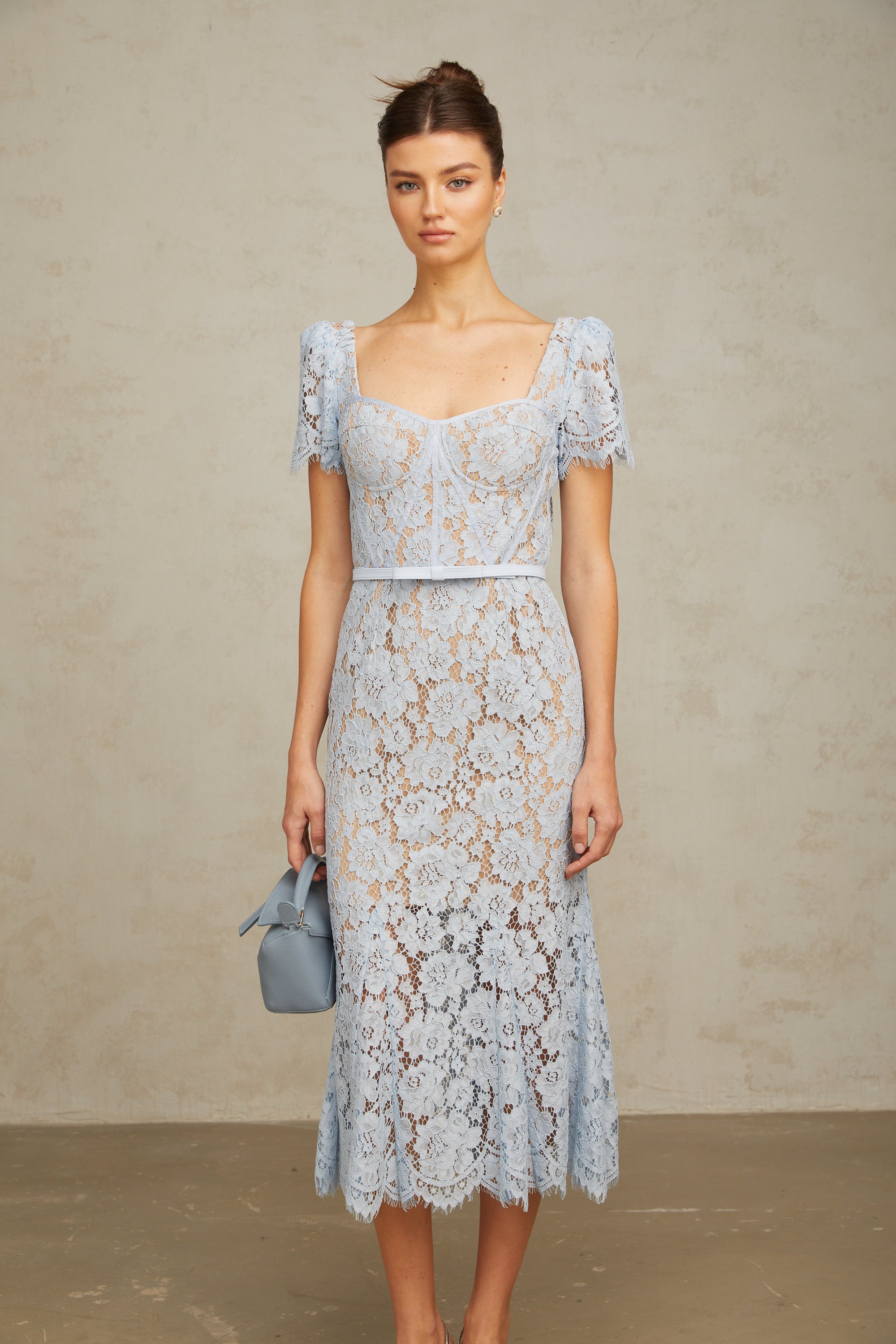 فستان أودري متوسط الطول من الدانتيل المزهر باللون الأزرق