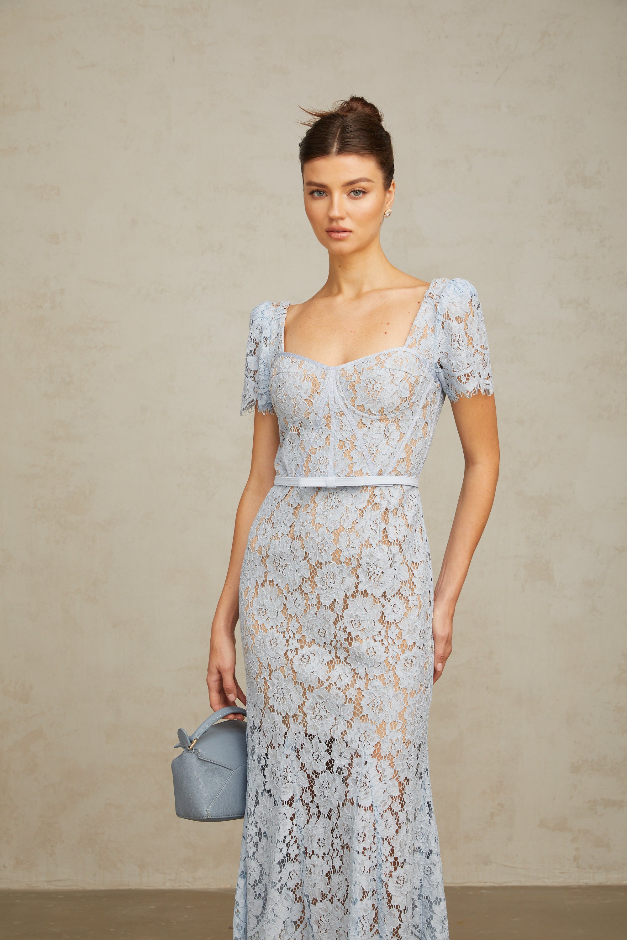 فستان أودري متوسط الطول من الدانتيل المزهر باللون الأزرق