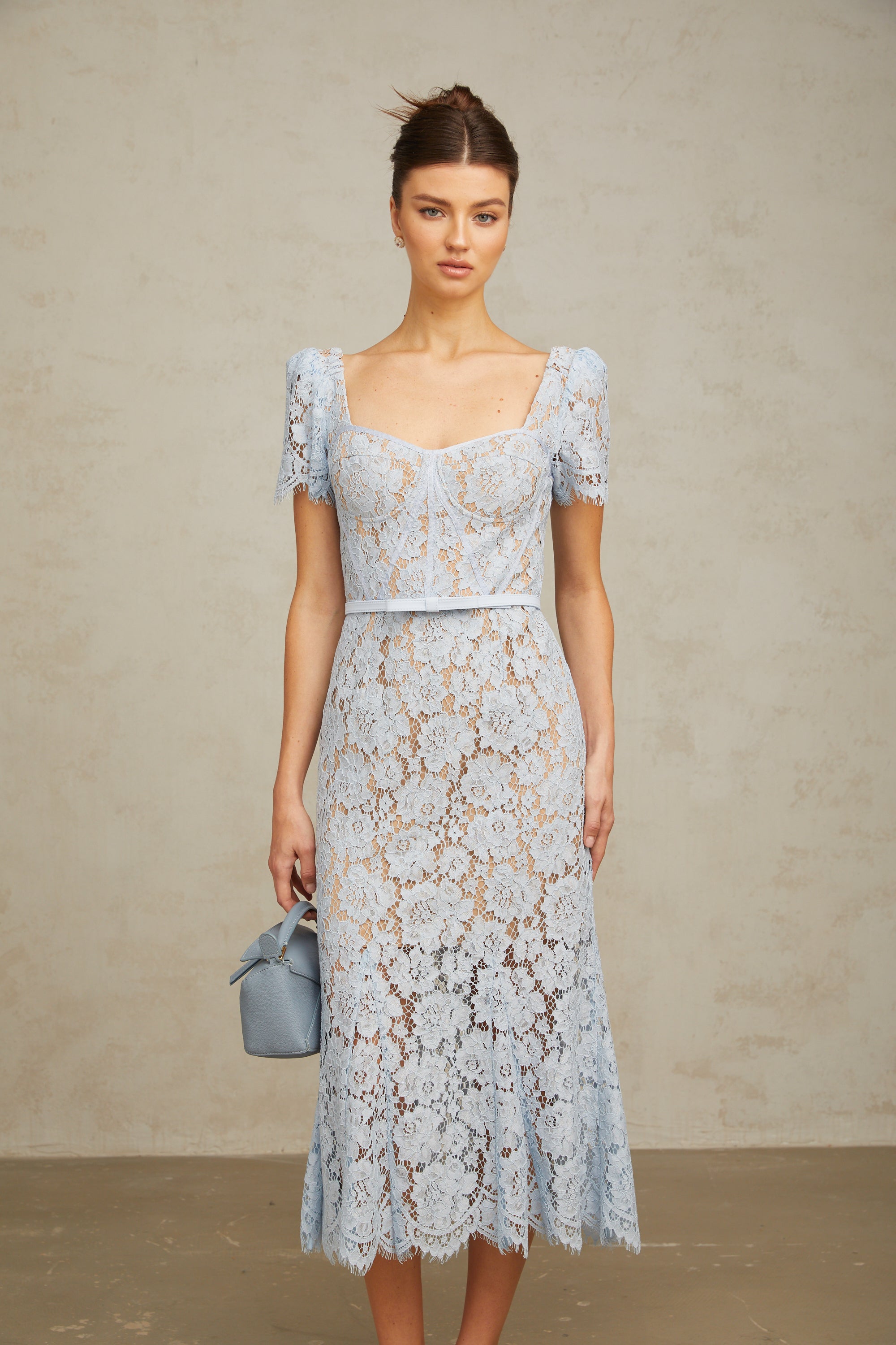 فستان أودري متوسط الطول من الدانتيل المزهر باللون الأزرق