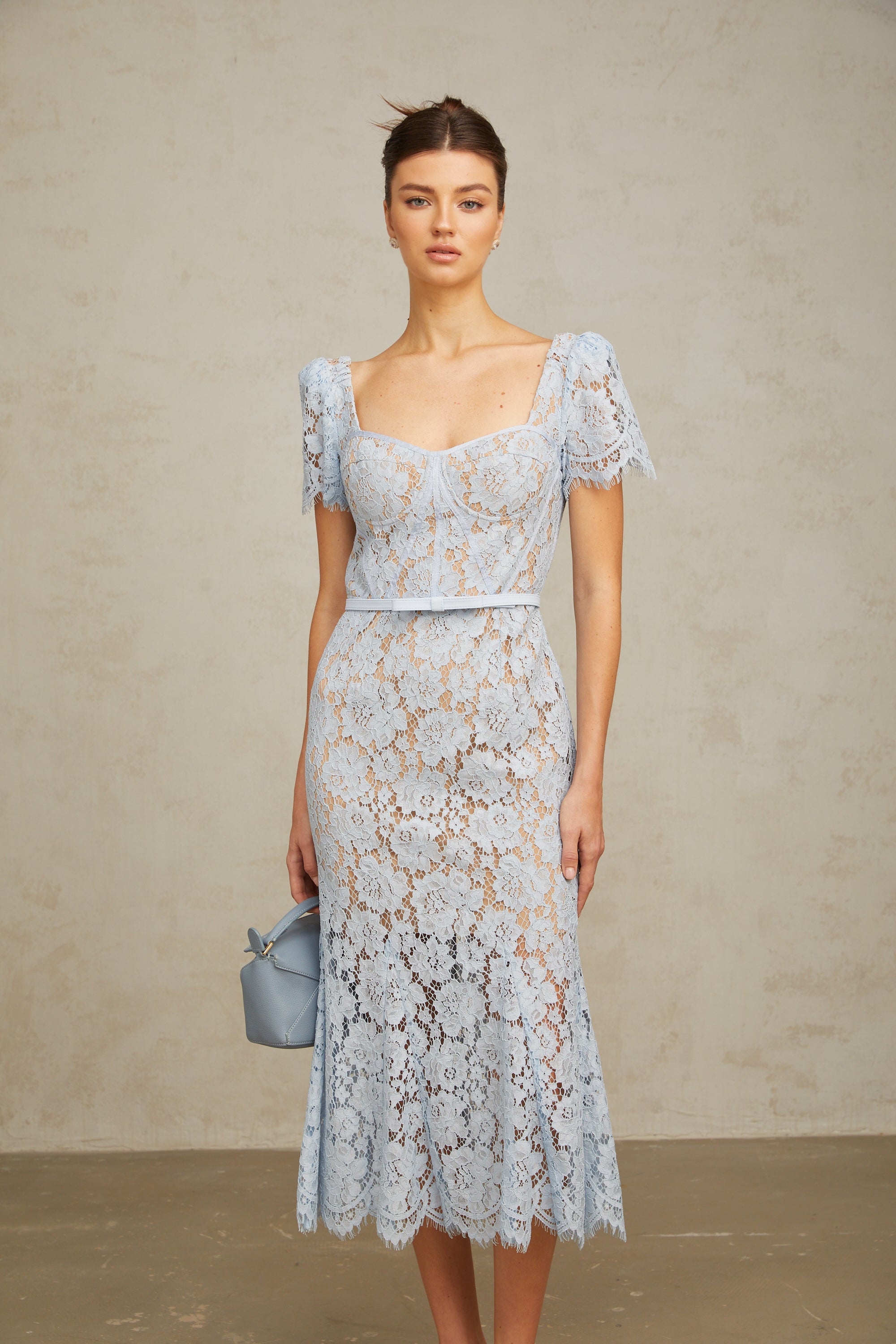 فستان أودري متوسط الطول من الدانتيل المزهر باللون الأزرق