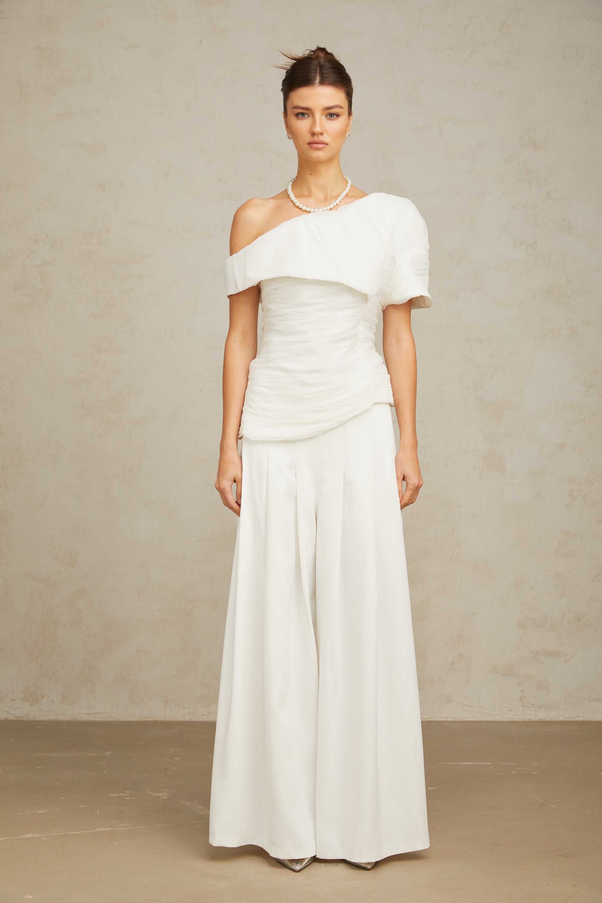 طقم Adèle المكون من بلوزة وسروال مجعدين متطابقين باللون الأبيض