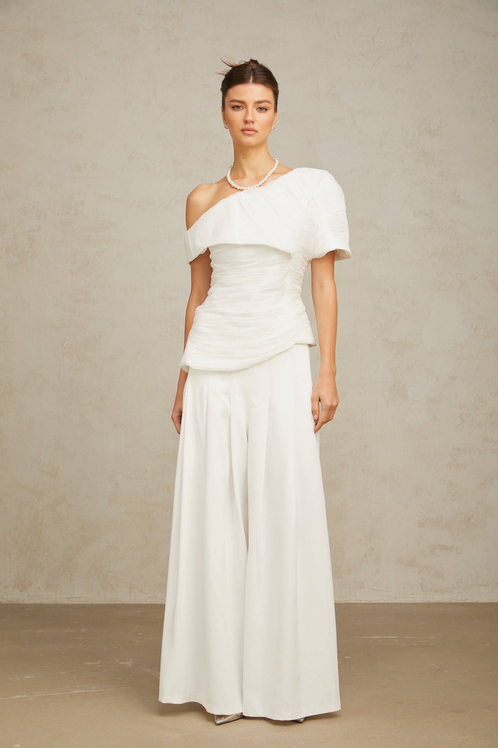 طقم Adèle المكون من بلوزة وسروال مجعدين متطابقين باللون الأبيض