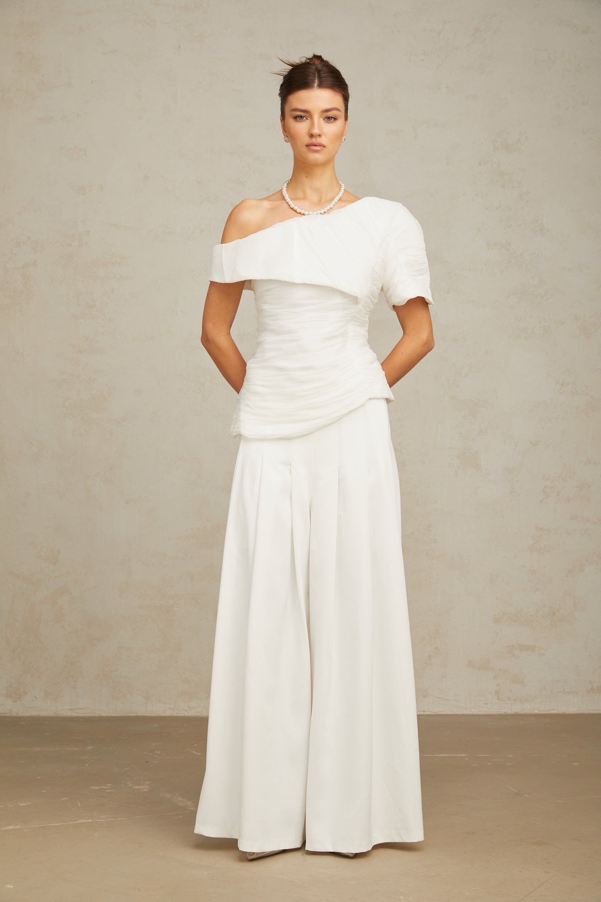 طقم Adèle المكون من بلوزة وسروال مجعدين متطابقين باللون الأبيض