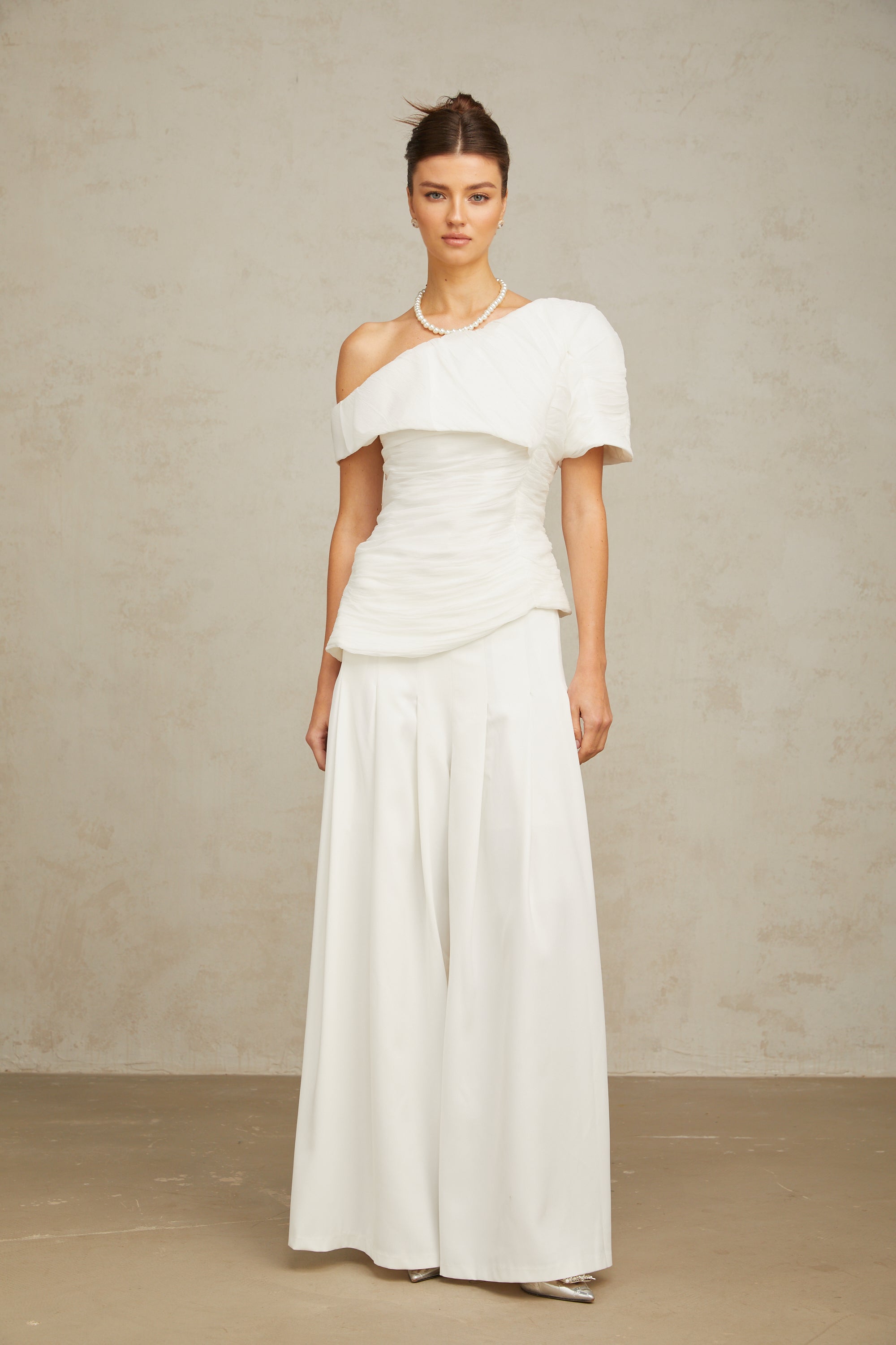 طقم Adèle المكون من بلوزة وسروال مجعدين متطابقين باللون الأبيض