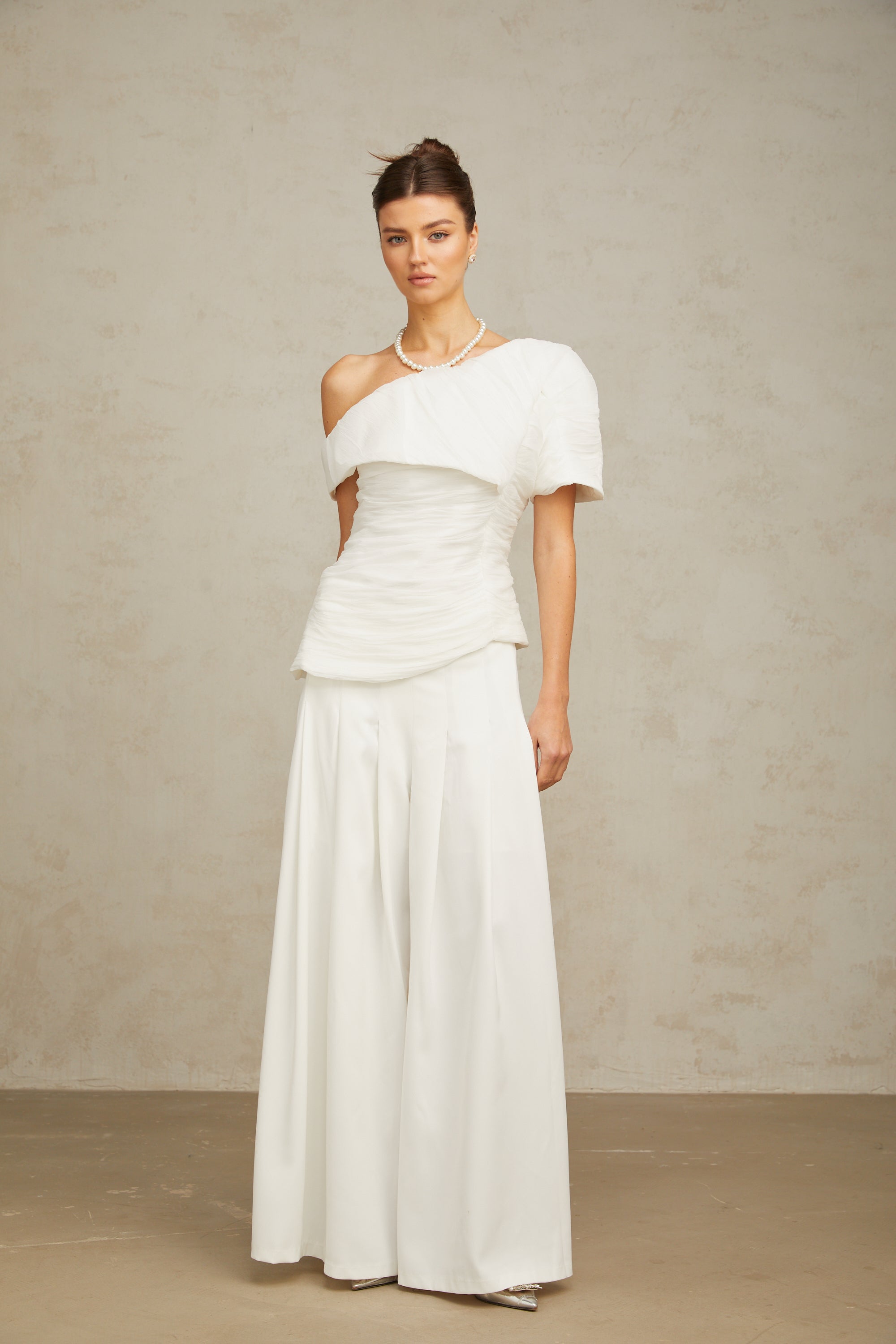 طقم Adèle المكون من بلوزة وسروال مجعدين متطابقين باللون الأبيض