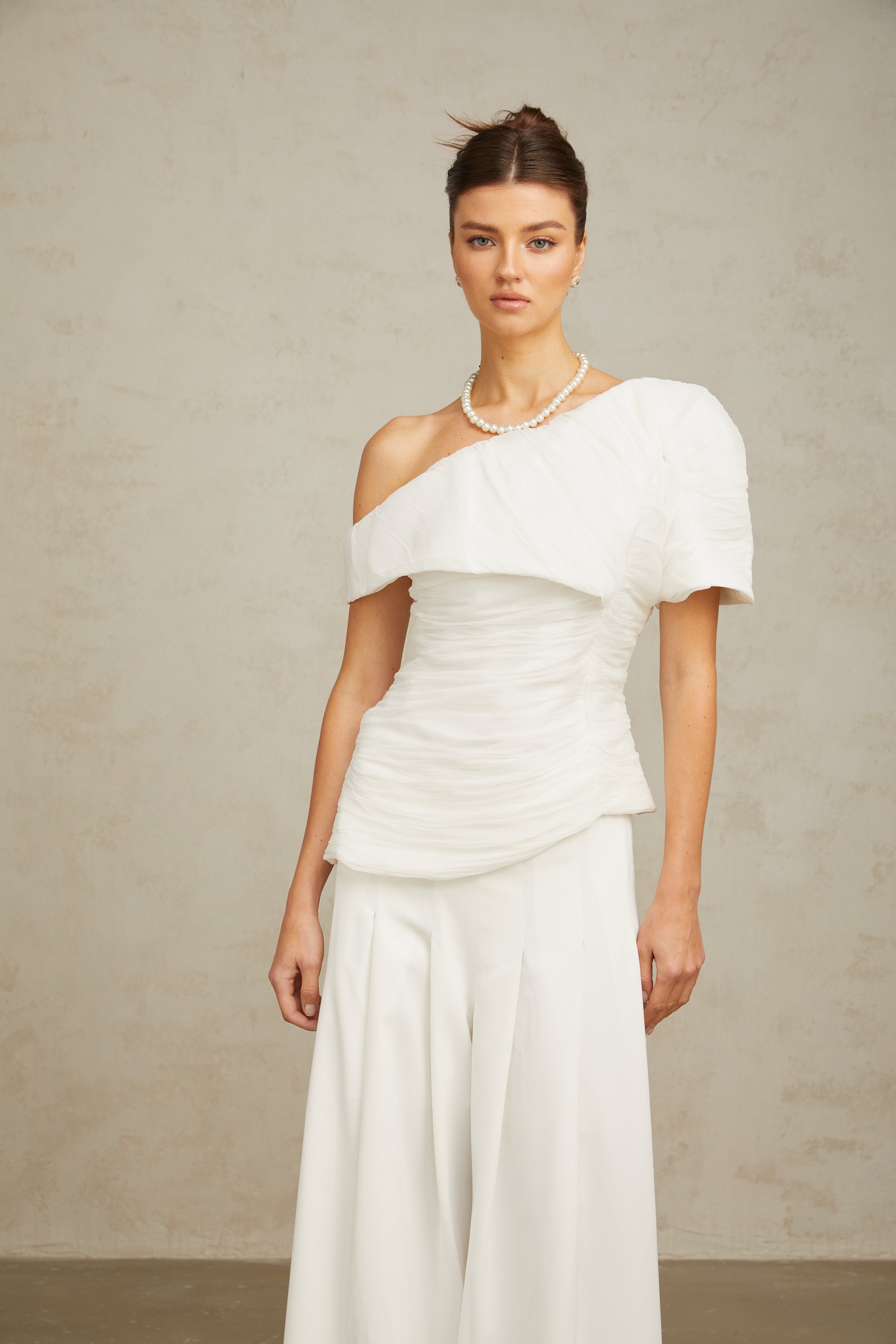طقم Adèle المكون من بلوزة وسروال مجعدين متطابقين باللون الأبيض