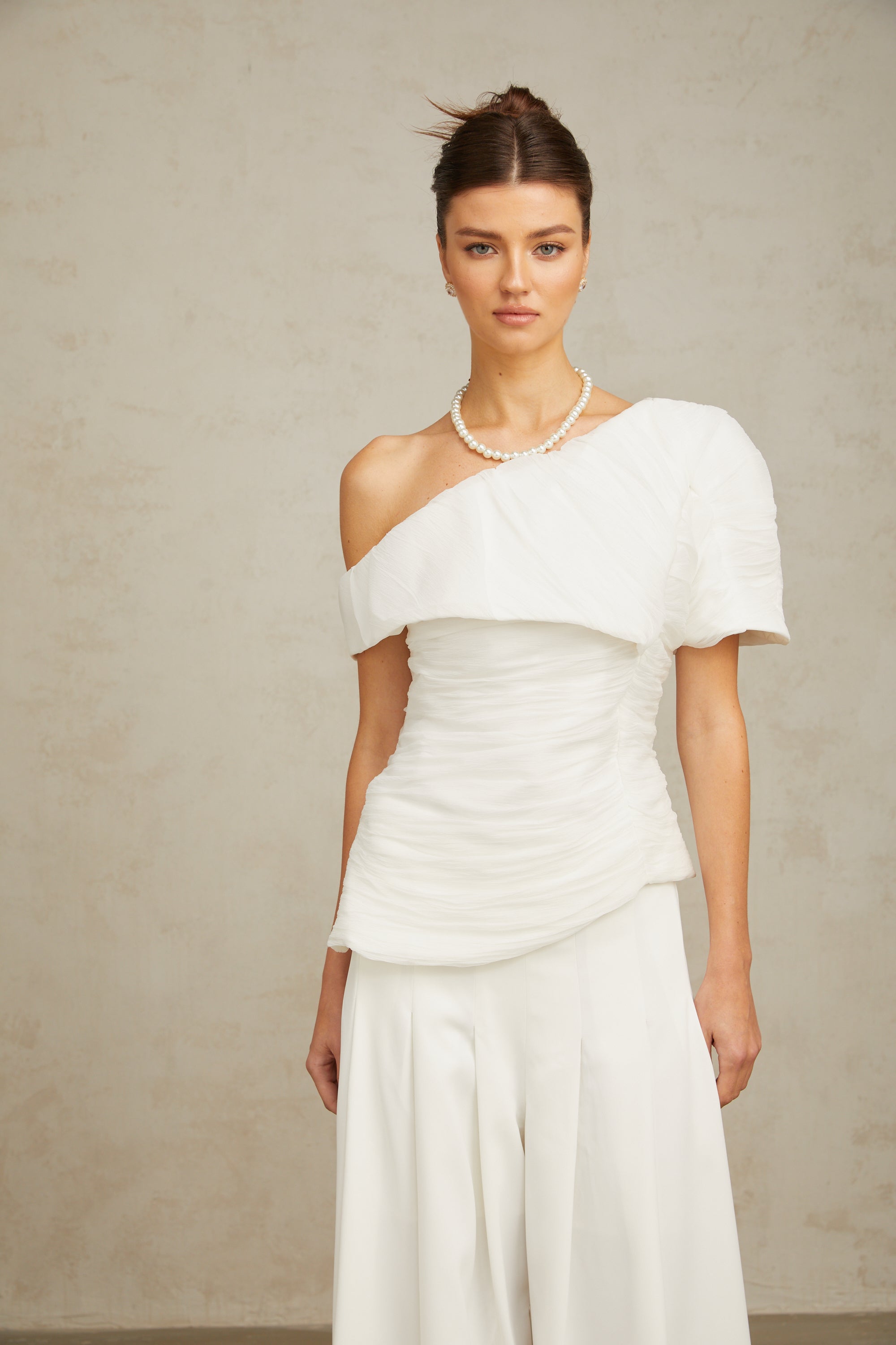 طقم Adèle المكون من بلوزة وسروال مجعدين متطابقين باللون الأبيض