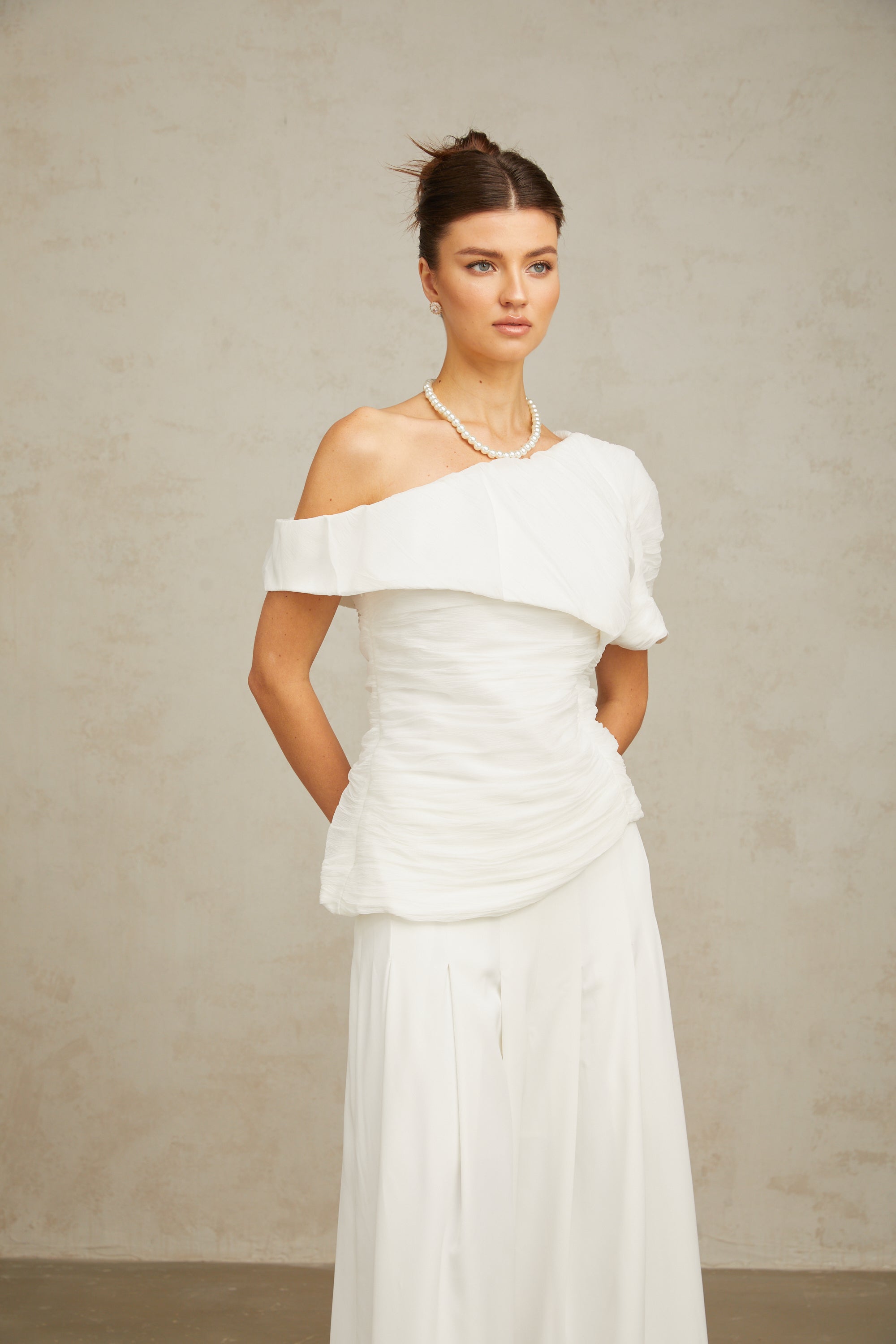 طقم Adèle المكون من بلوزة وسروال مجعدين متطابقين باللون الأبيض