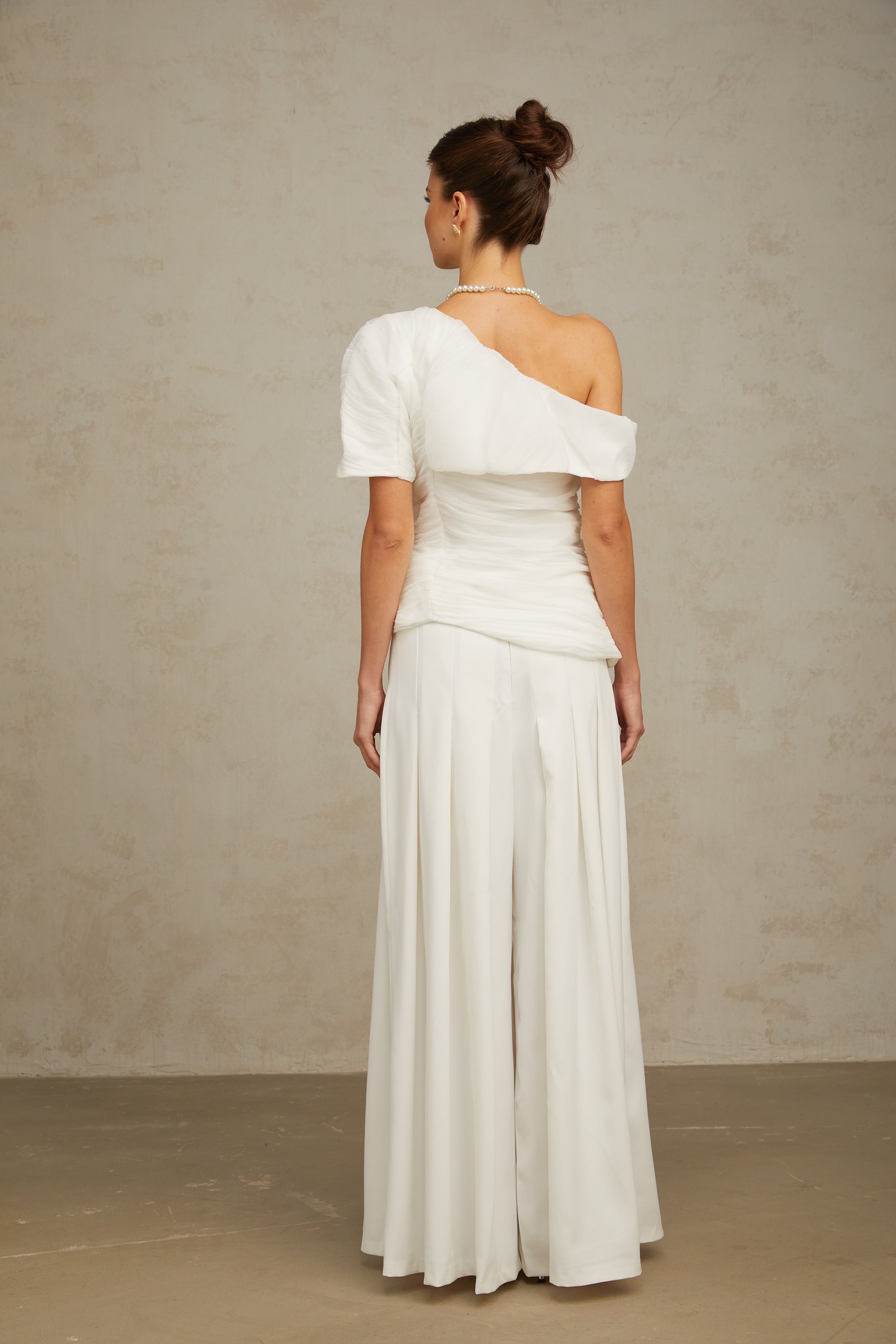 طقم Adèle المكون من بلوزة وسروال مجعدين متطابقين باللون الأبيض