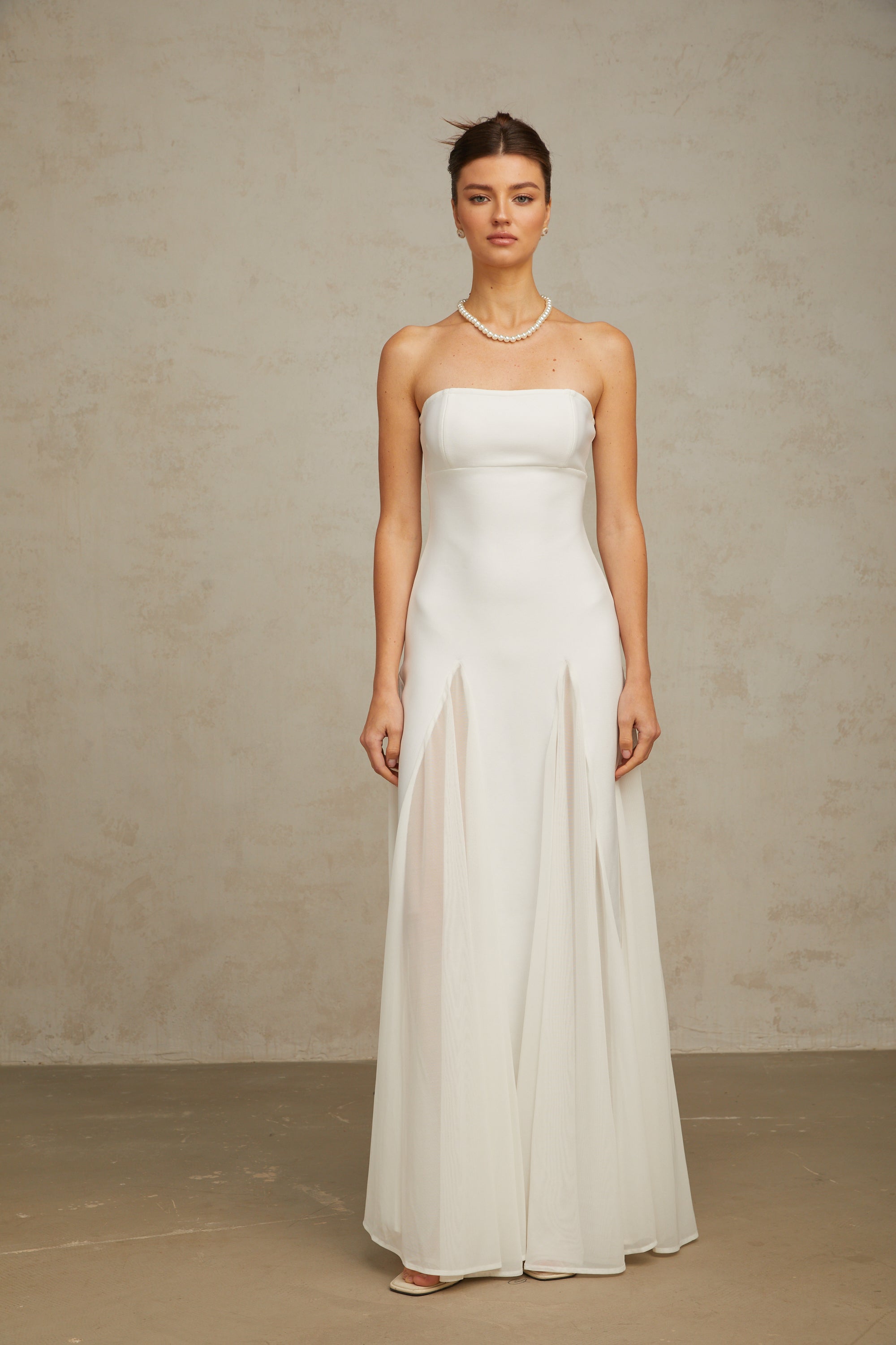 فستان ماكسي من ناتالي باللون الأبيض مع أجزاء من التول