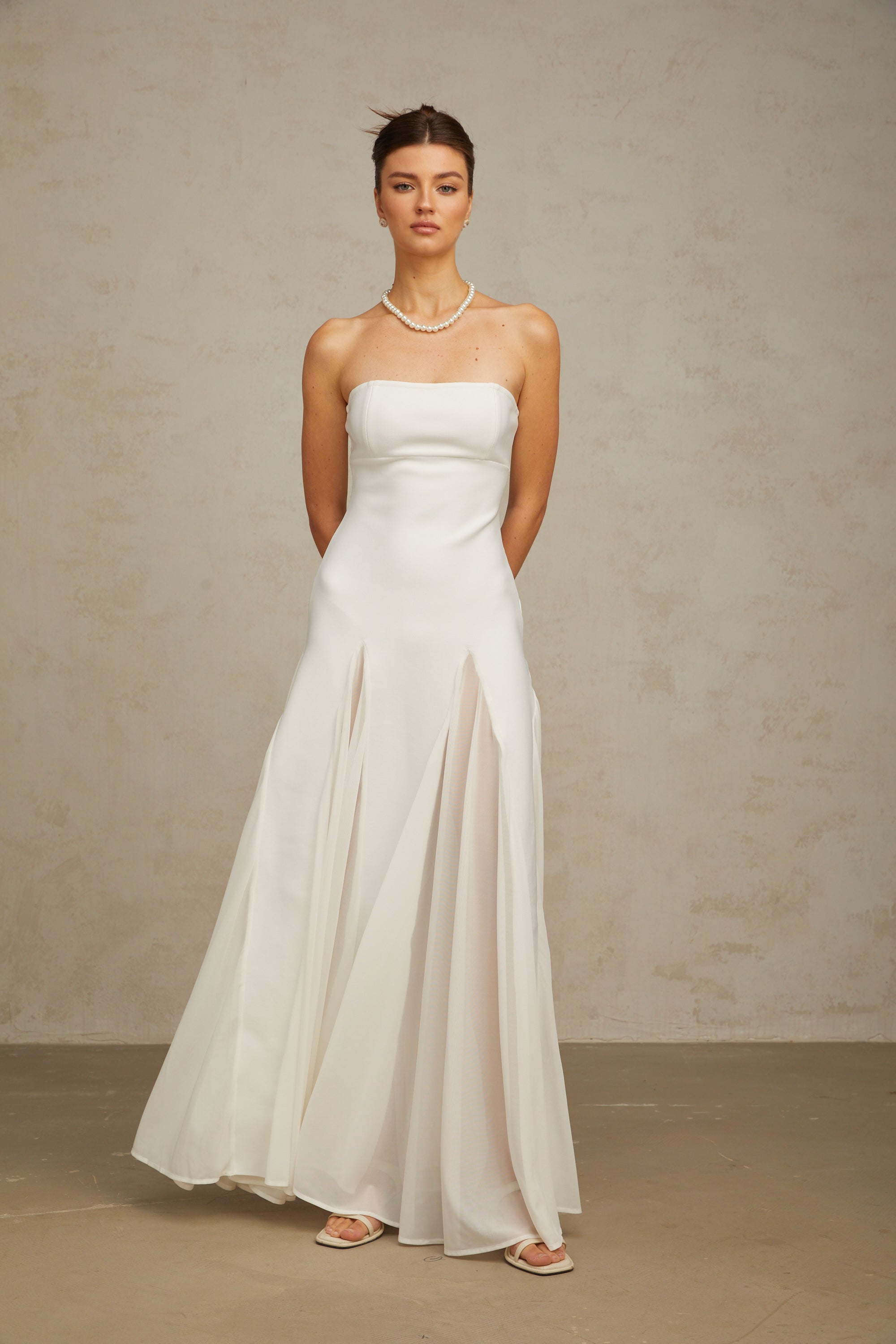 فستان ماكسي من ناتالي باللون الأبيض مع أجزاء من التول