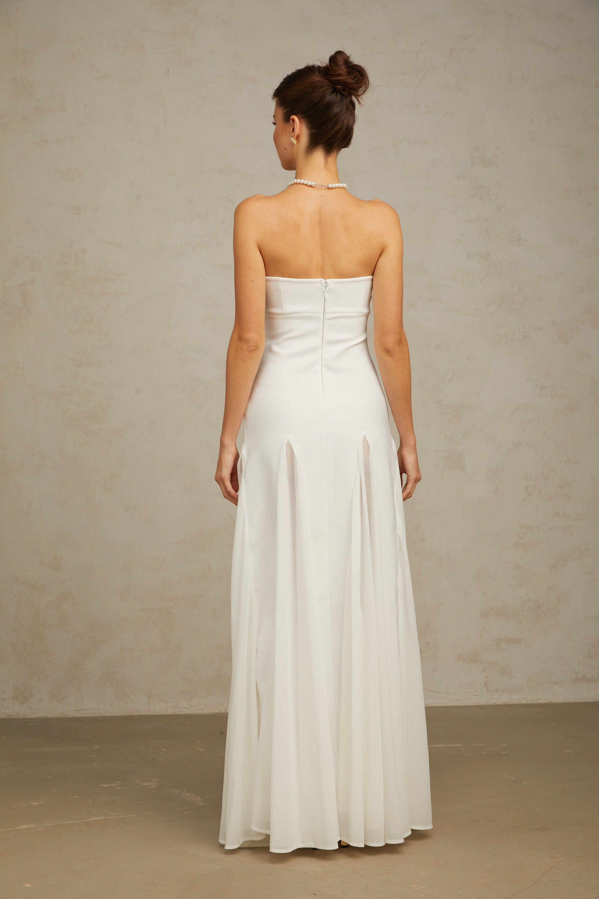 فستان ماكسي من ناتالي باللون الأبيض مع أجزاء من التول