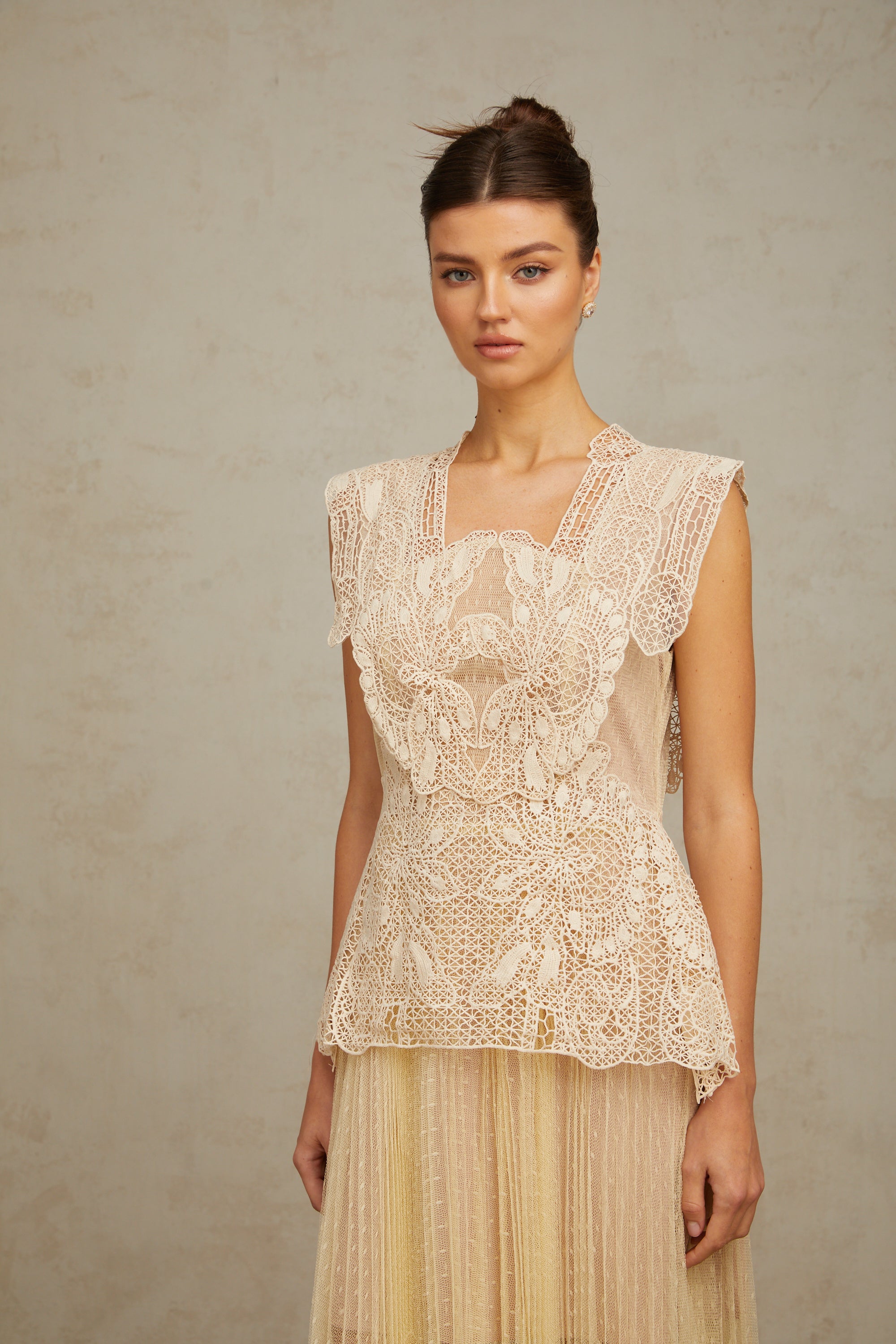 Céleste – Midikleid aus Tüll mit floraler Spitzeneinlage in Neutraltönen