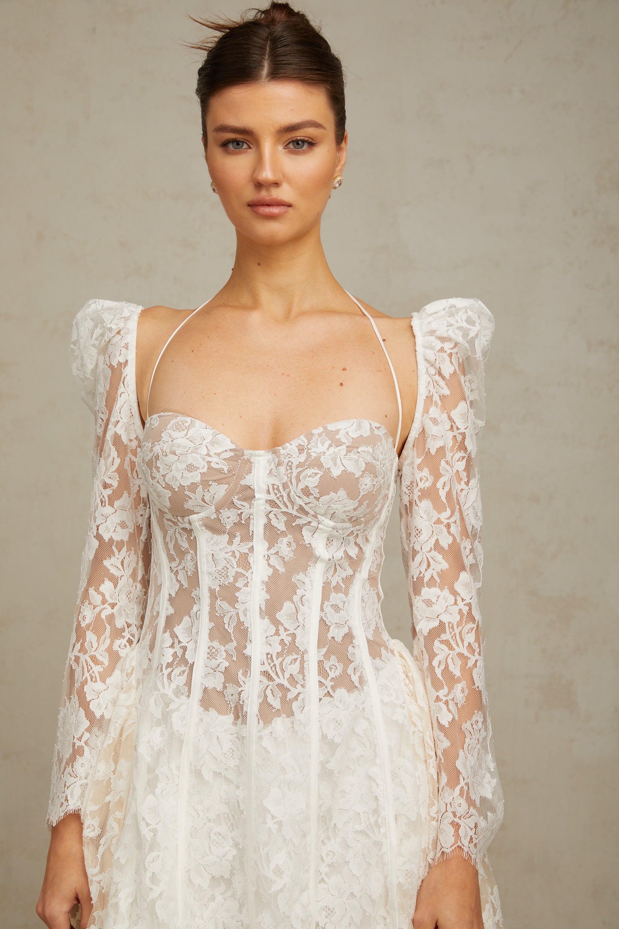 فستان فيفيان قصير من الدانتيل باللون الأبيض