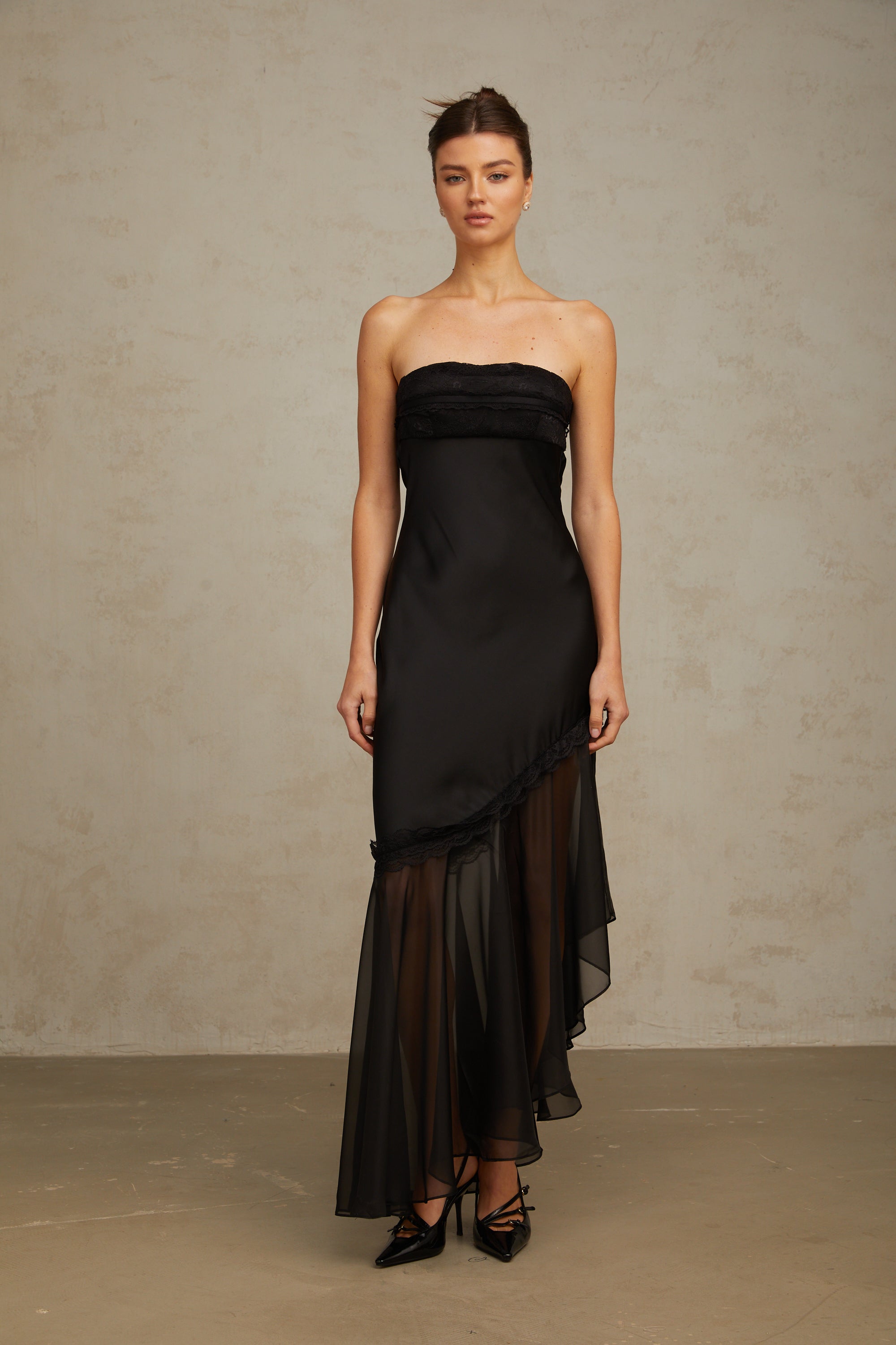 فستان ماكسي من الساتان مع أجزاء من التول باللون الأسود من بيرناديت