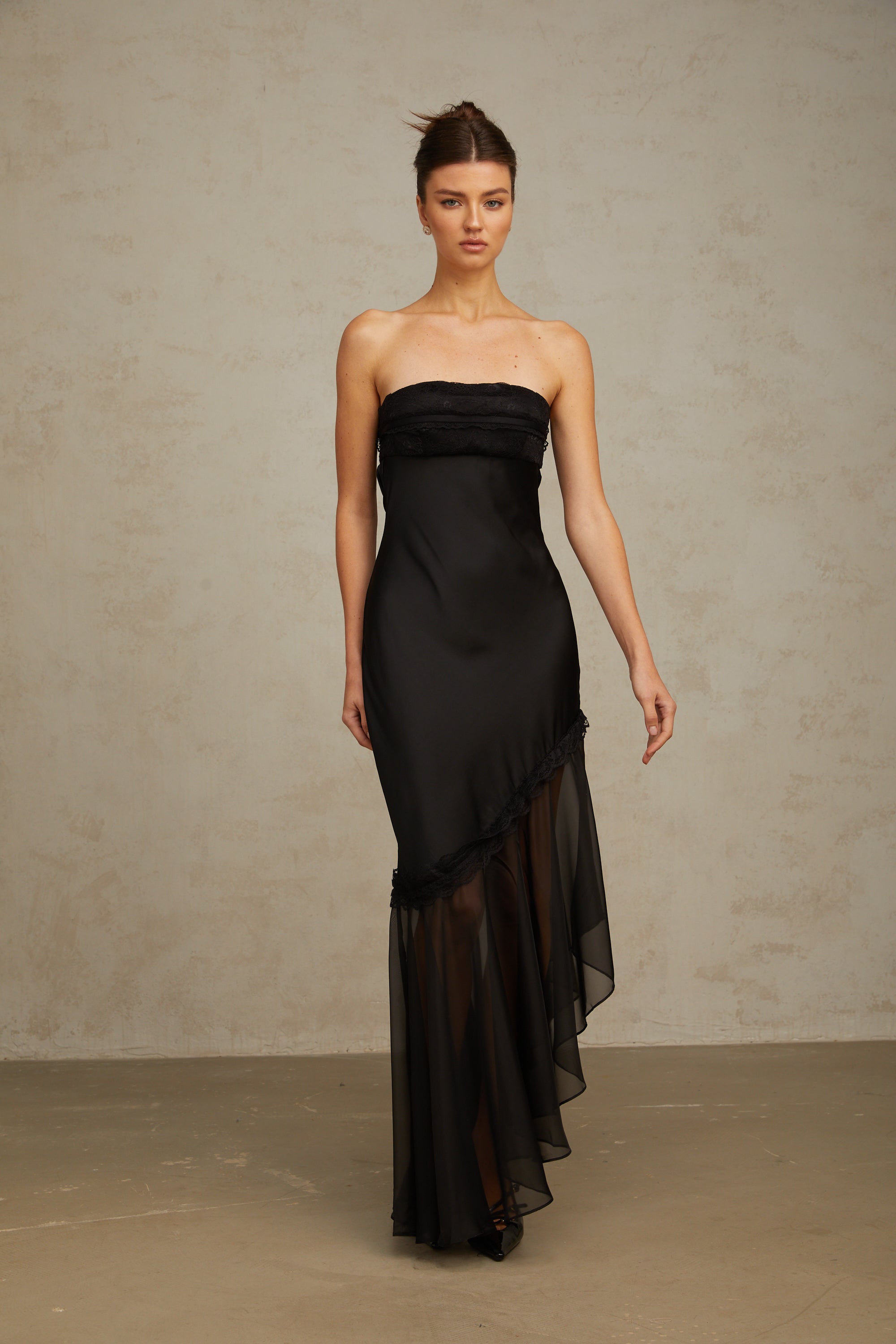 فستان ماكسي من الساتان مع أجزاء من التول باللون الأسود من بيرناديت