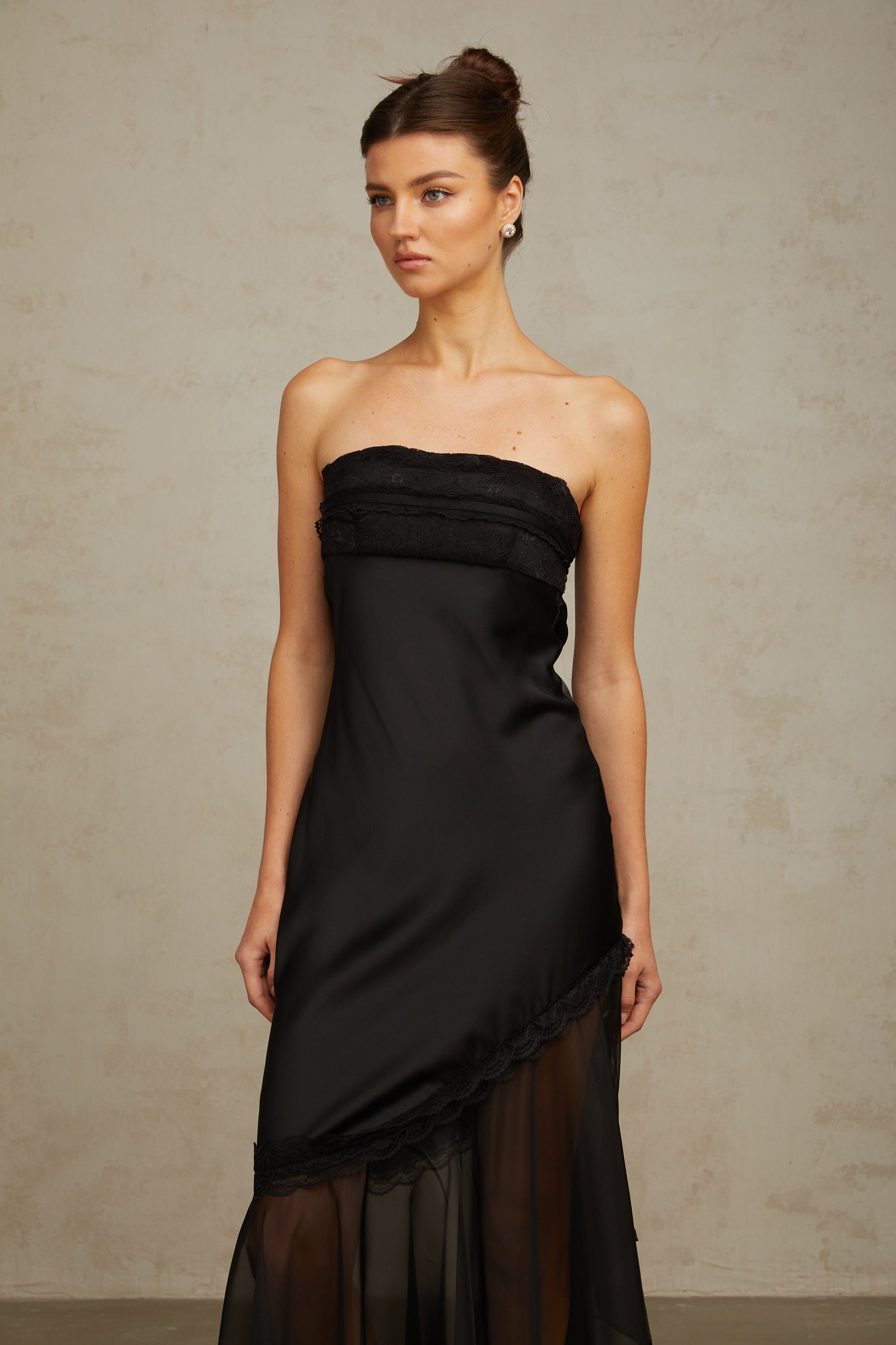 فستان ماكسي من الساتان مع أجزاء من التول باللون الأسود من بيرناديت